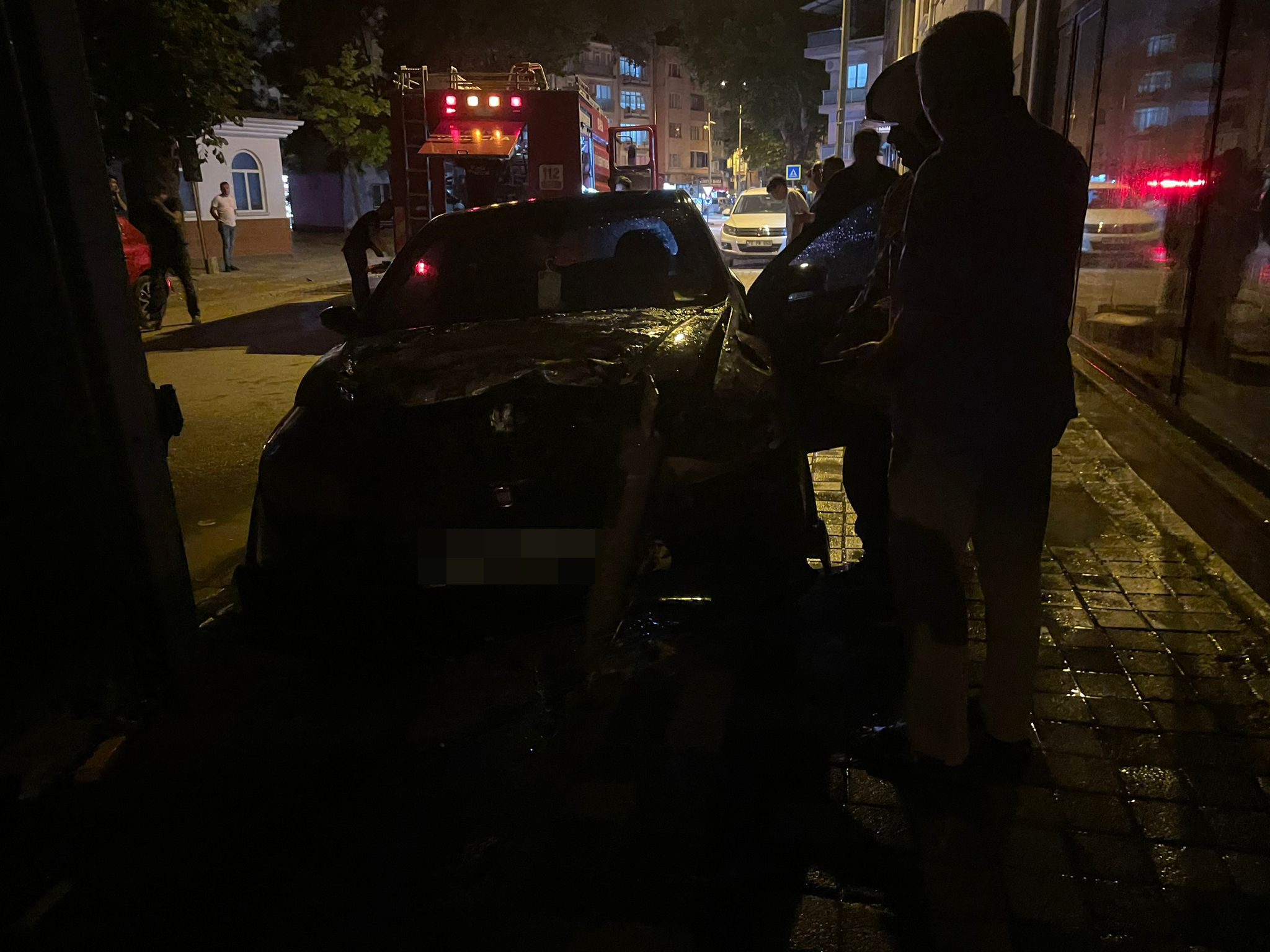 Park halindeki araç alev alev yandı