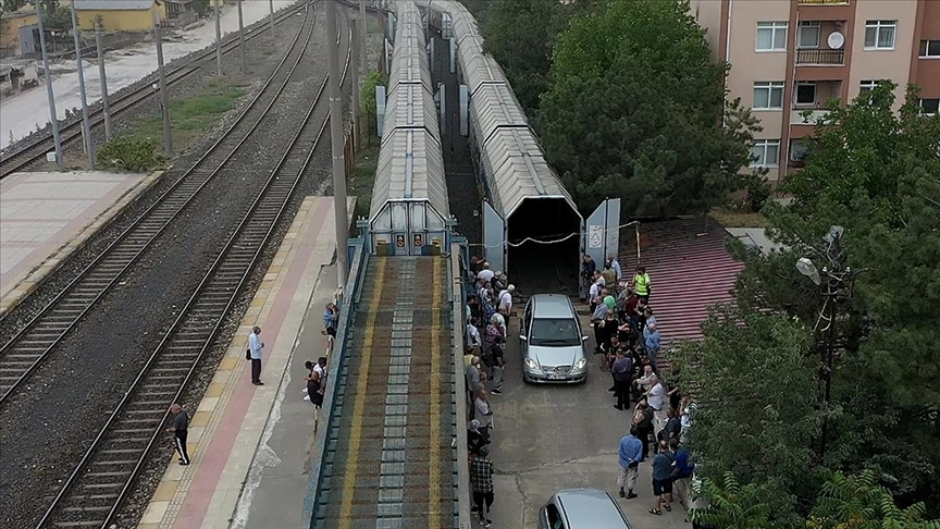 Bazı gurbetçiler sıla yolunda arabalı treni tercih ediyor