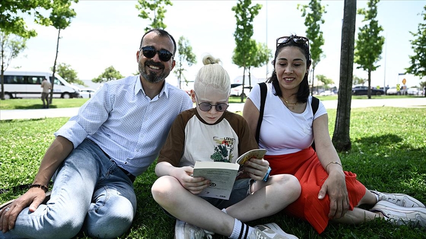 Albino çocuğu olan ebeveynler, akran zorbalığı ve ayrımcılığın son bulmasını istiyor
