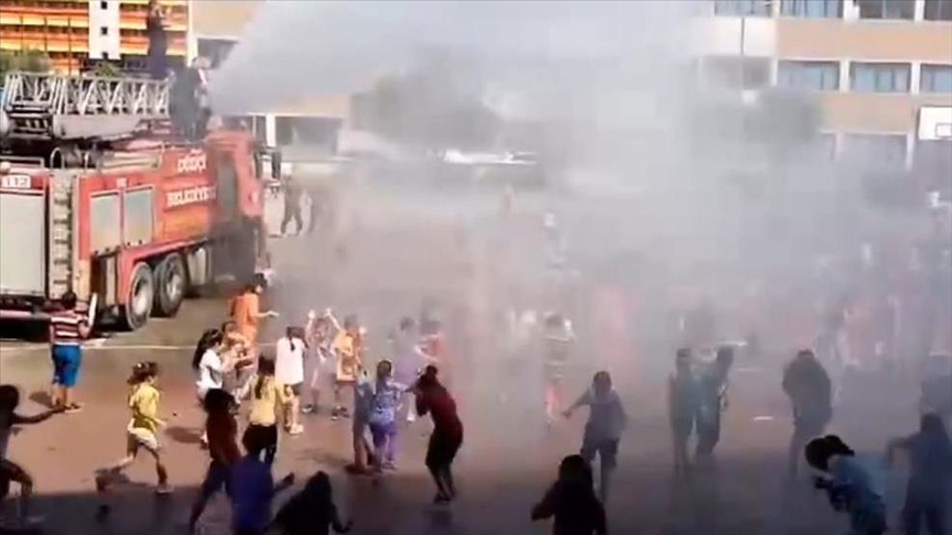 Sıcaktan bunalan ilkokul öğrencilerini itfaiye serinletti