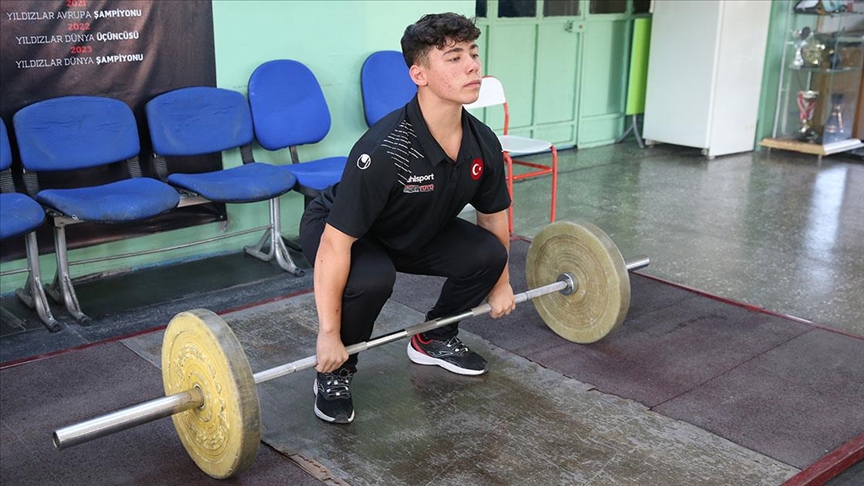Milli takım seçmelerinde kolu kırılan genç halterci, pes etmeyerek başarıya ulaştı