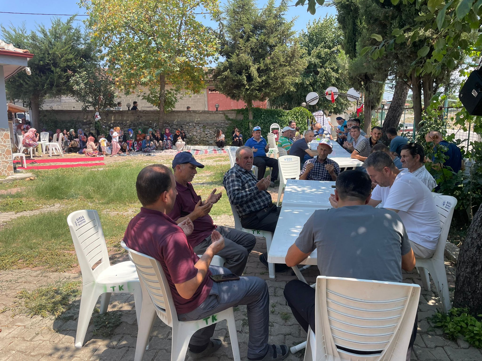 İnegöl’de sıcaktan bunalan köylülerden toplu olarak yağmur duası