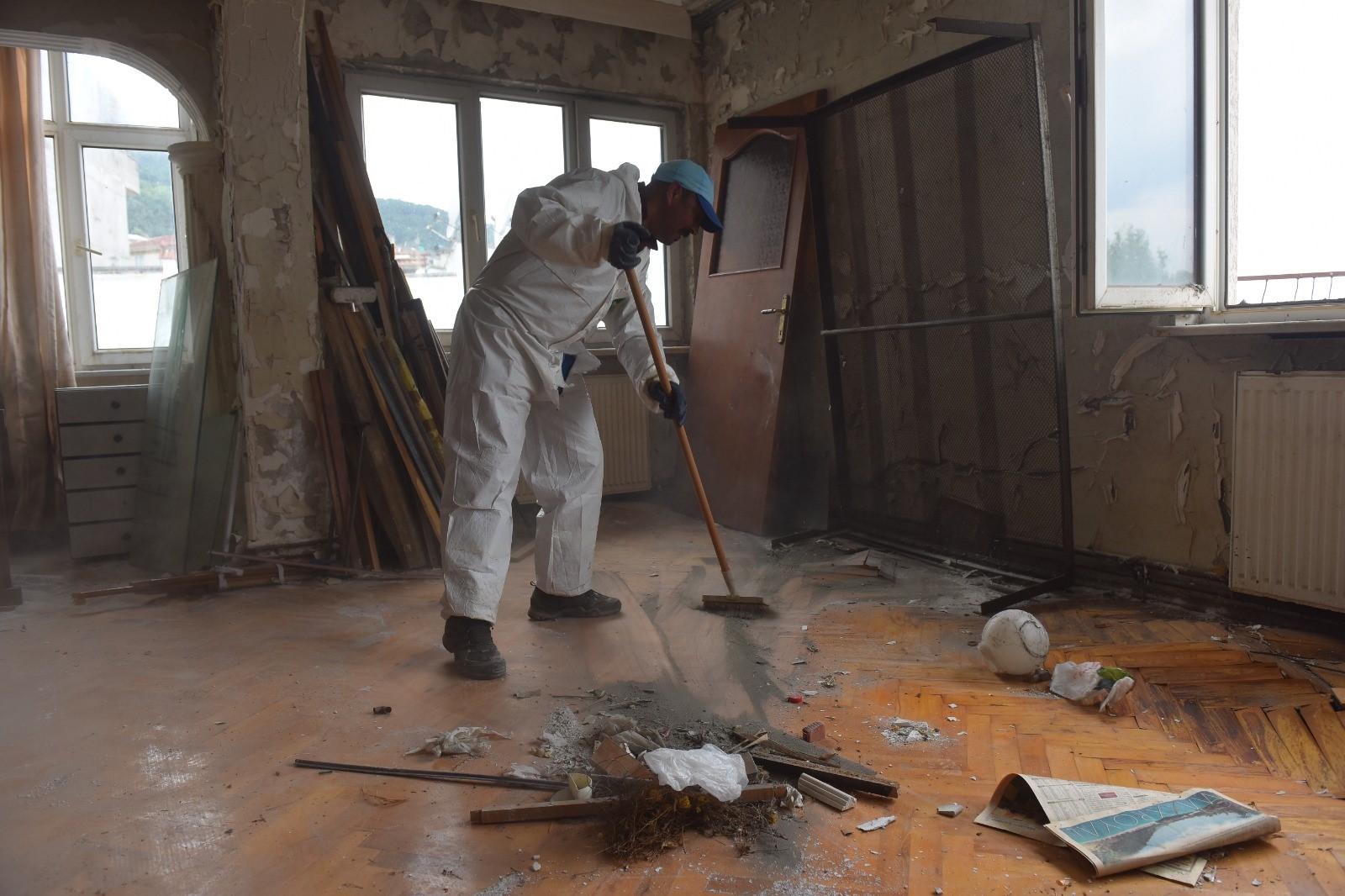 Bir evden 4 kamyon çöp çıkarıldı