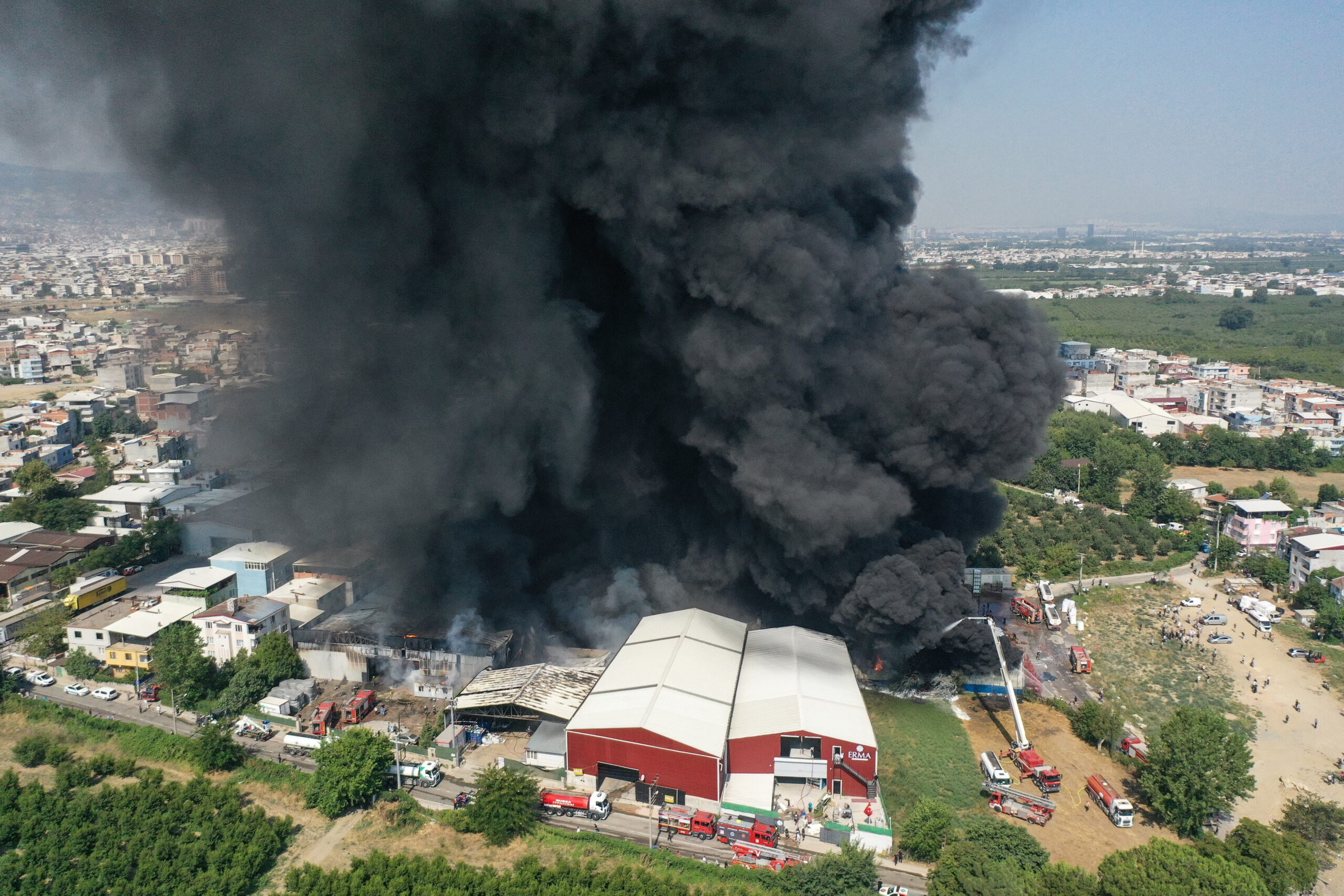 Fabrika ve geri dönüşüm tesisinde çıkan yangına müdahale ediliyor