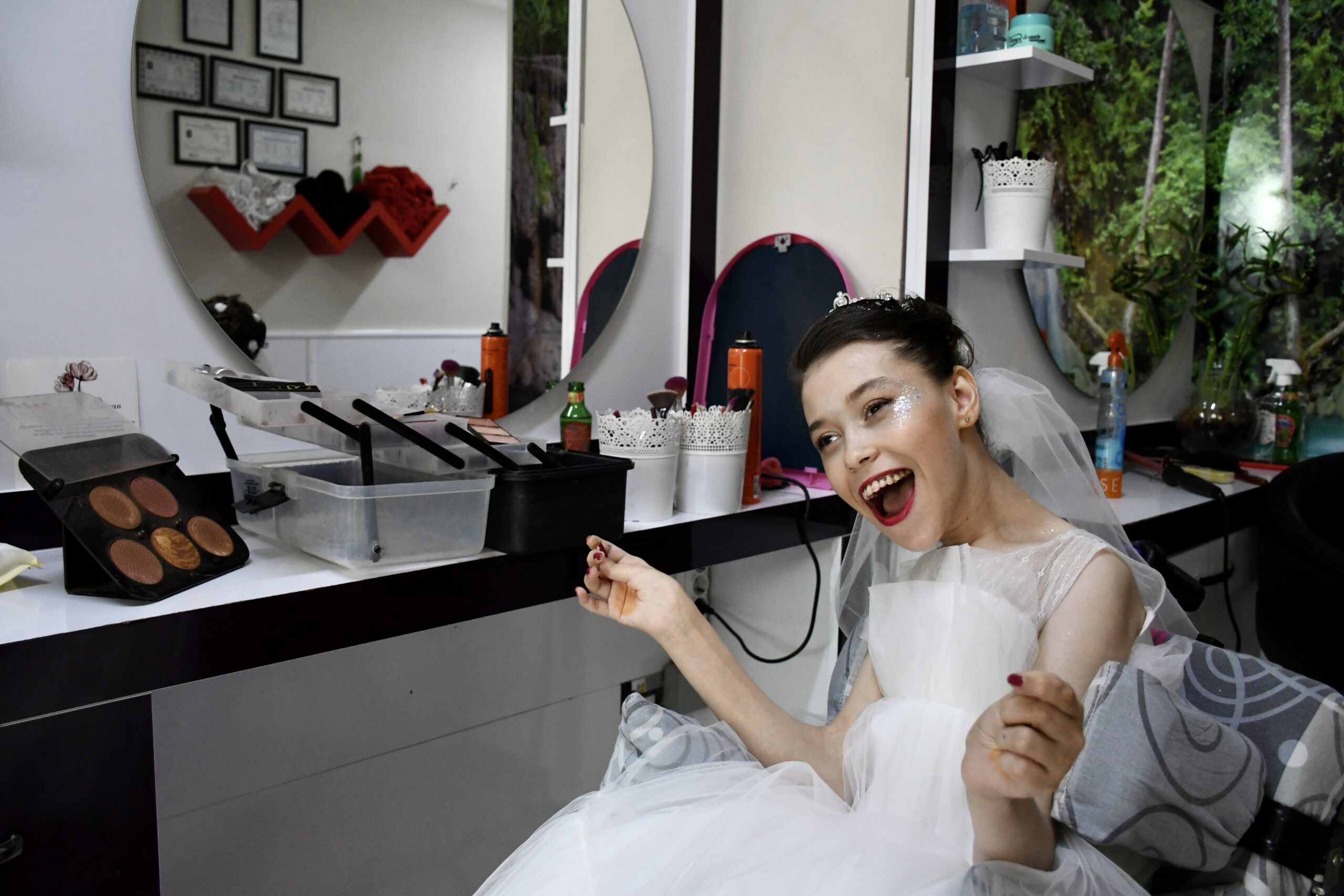 Gelinlik hayali kuran engelli kızın yüzünü temsili düğünle güldürdüler