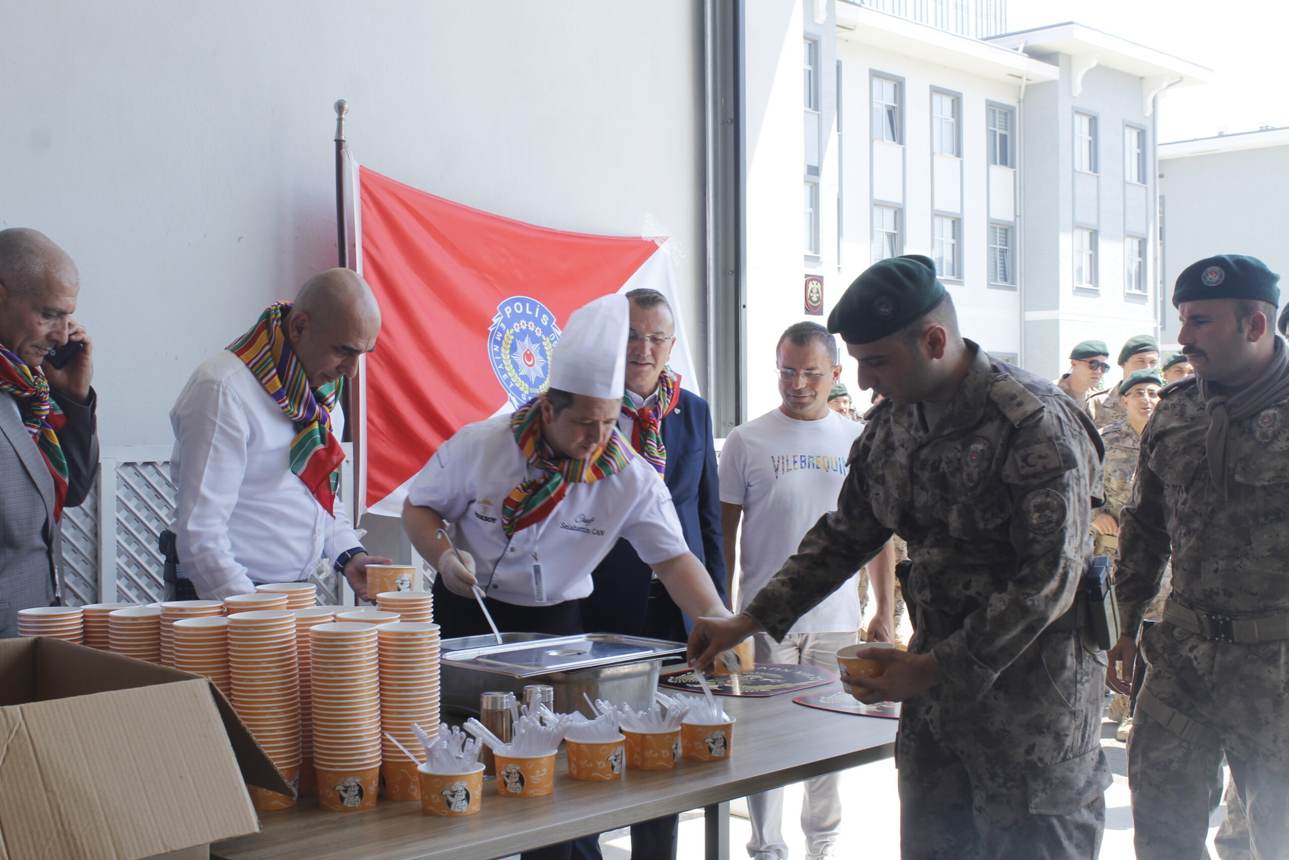 Yörük Türkmenleri polislere aşure ikram etti
