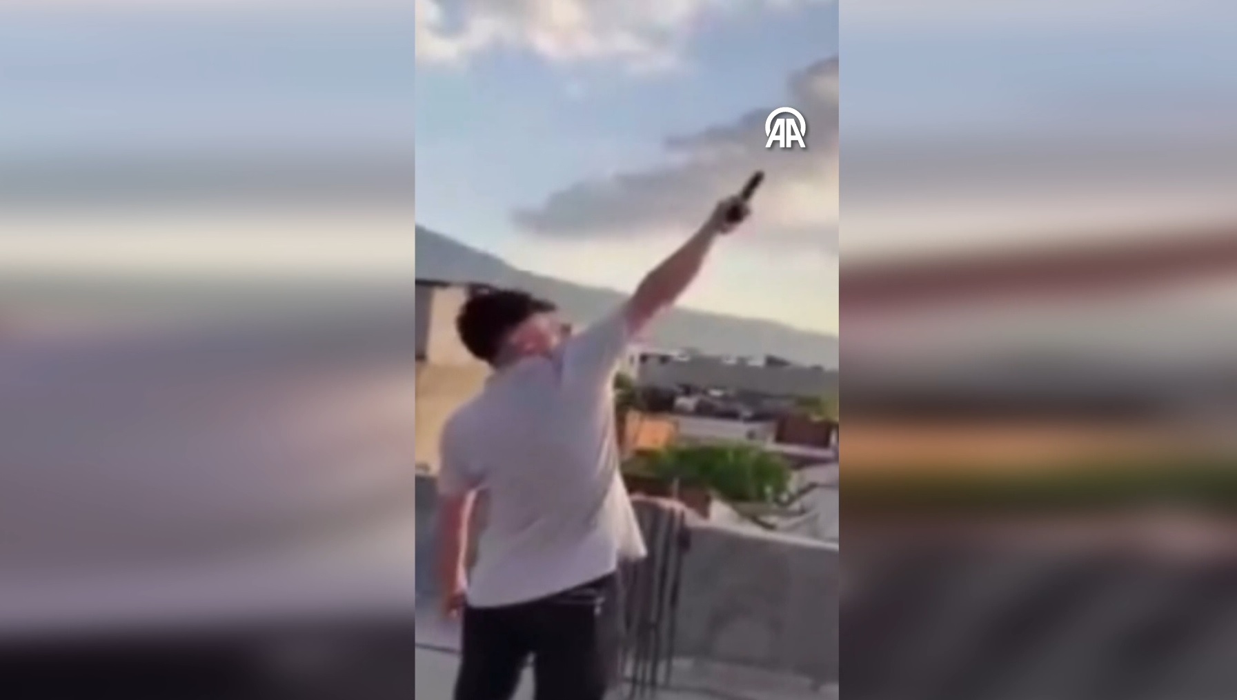 Evinin çatısından tabancayla ateş eden kişi gözaltın alındı