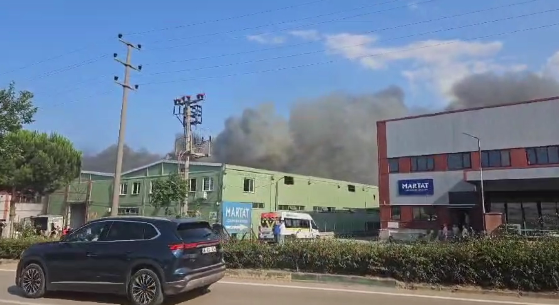 Sandalye fabrikasında çıkan yangına müdahale ediliyor