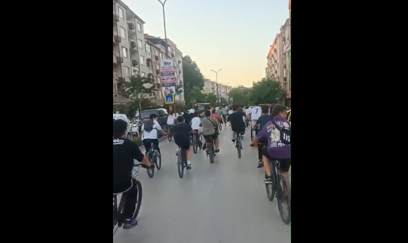İnegöl’de Bisiklet Tutkusu: Gençler Sağlıklı Yaşam İçin Pedal Çeviriyor