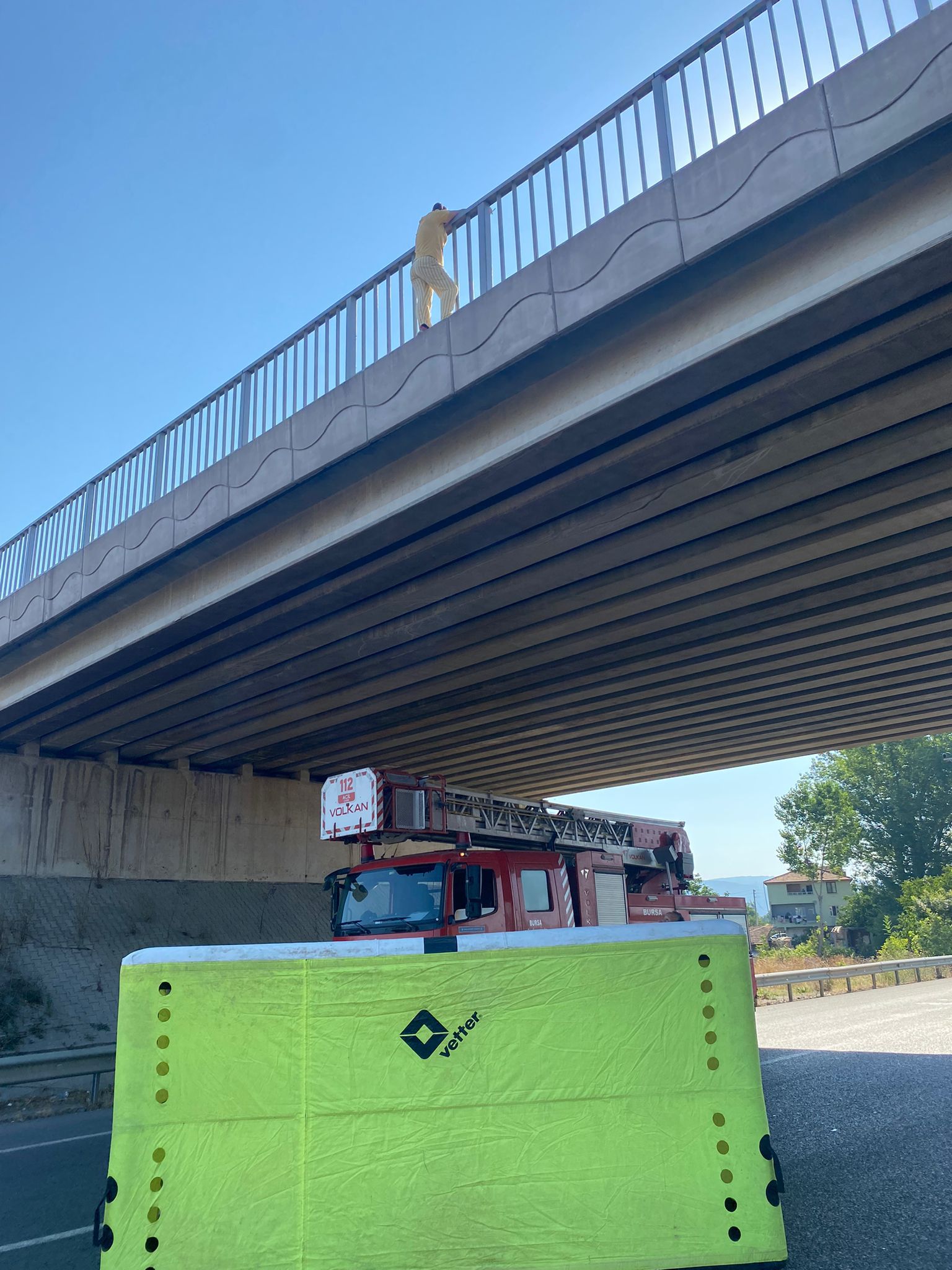 İnegöl’de köprüye çıkıp canına kıymak istedi