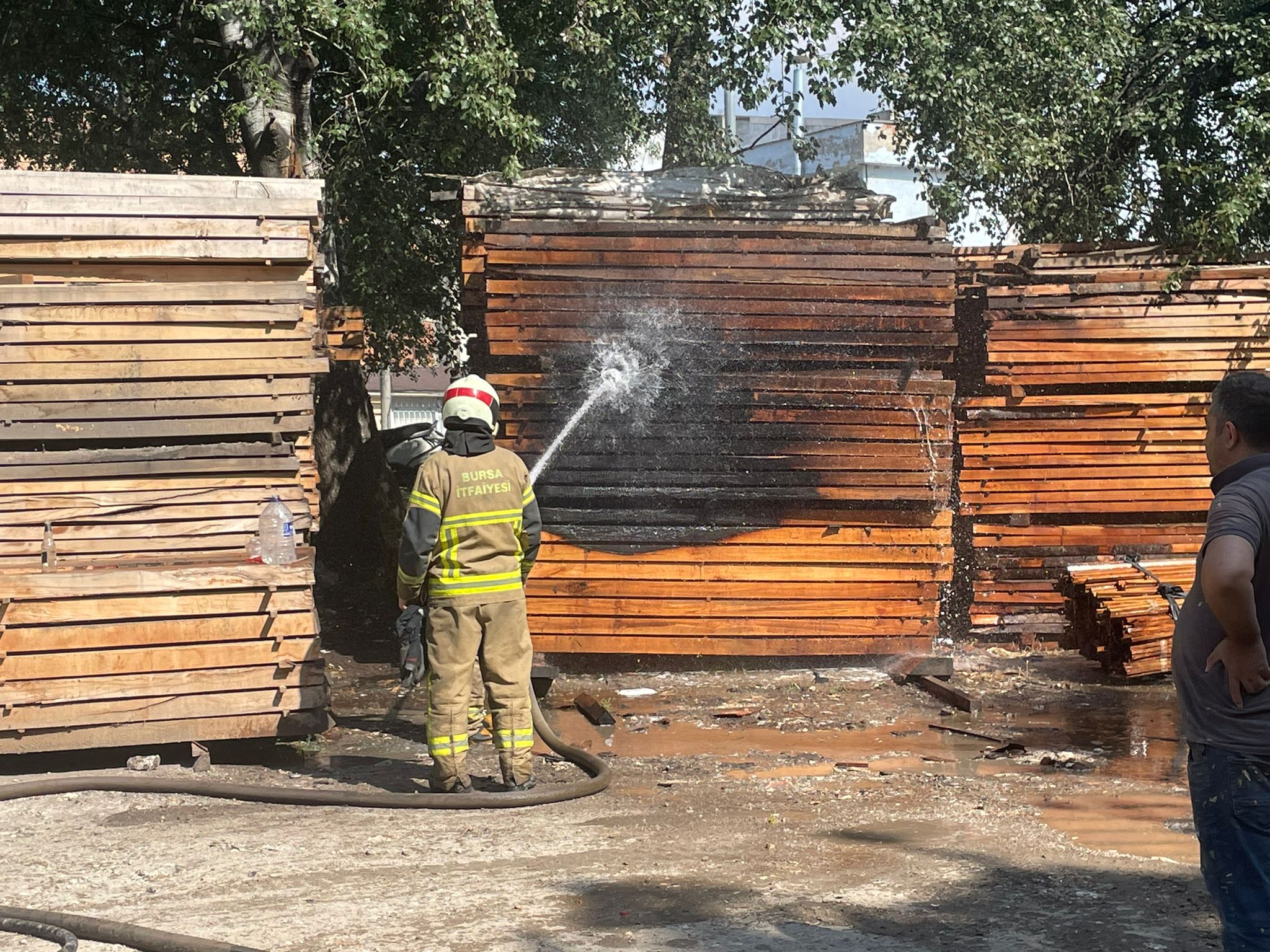 İnegöl’de korku dolu dakikalar keresteler alev aldı
