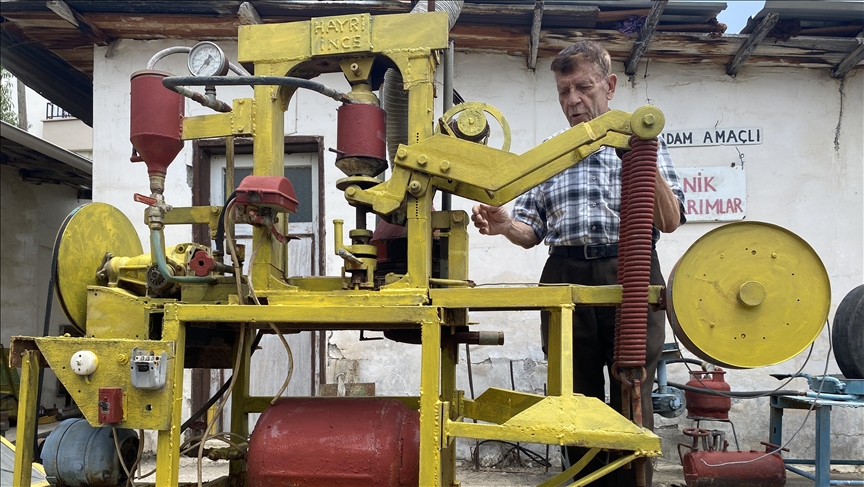 Teknoloji meraklısı emekli öğretmen endüstriyel ekipman üretiyor