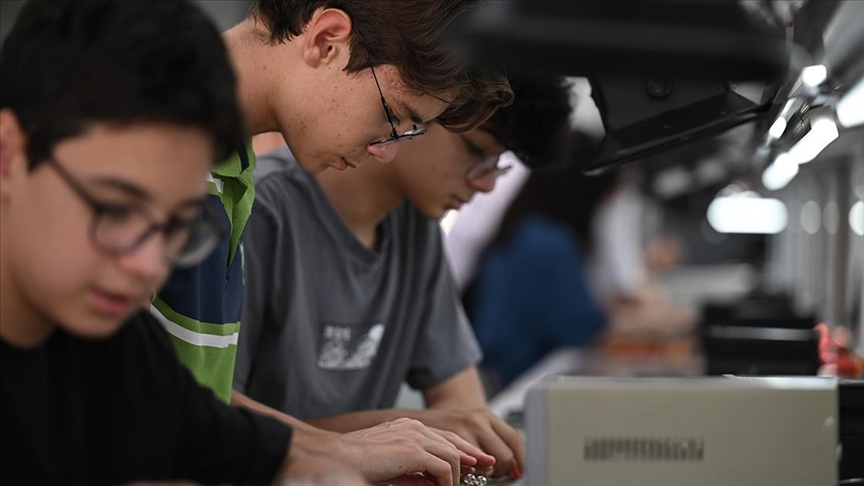 Öğrencilere temel meslek becerilerini keşfetme imkanı sunan zanaat atölyeleri açıldı