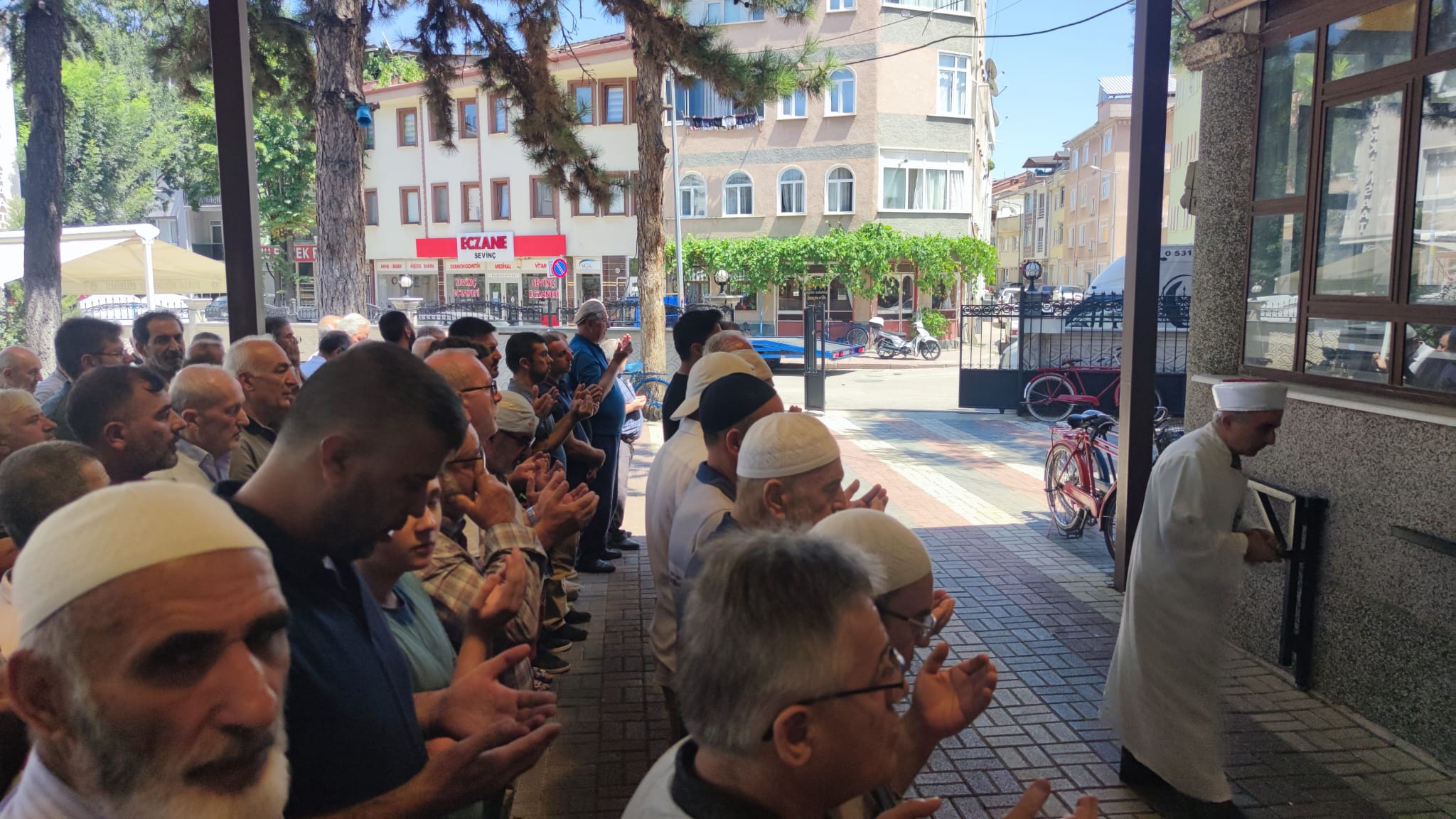 İnegöl’de tüm camilerde eller semaya ‘İsmail Heniyye’ için kalktı