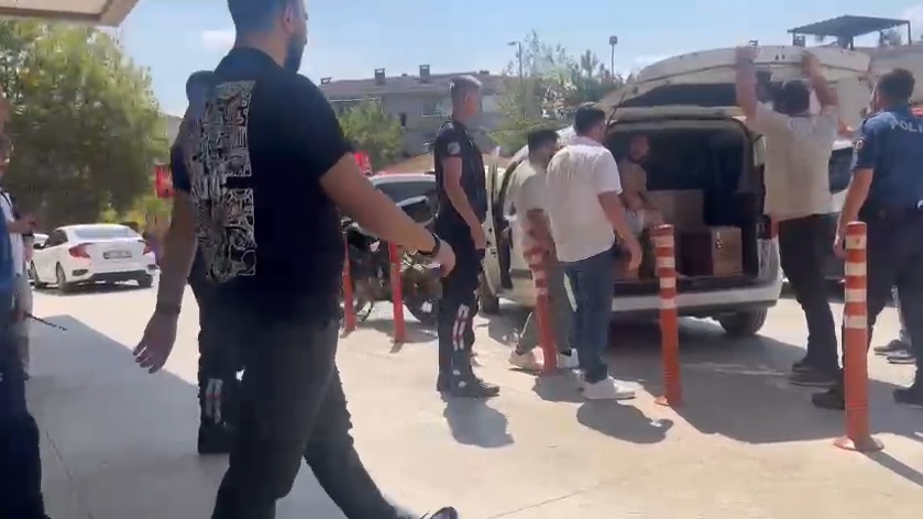 Aranan şahıs balkondan balkona geçerken yakalandı