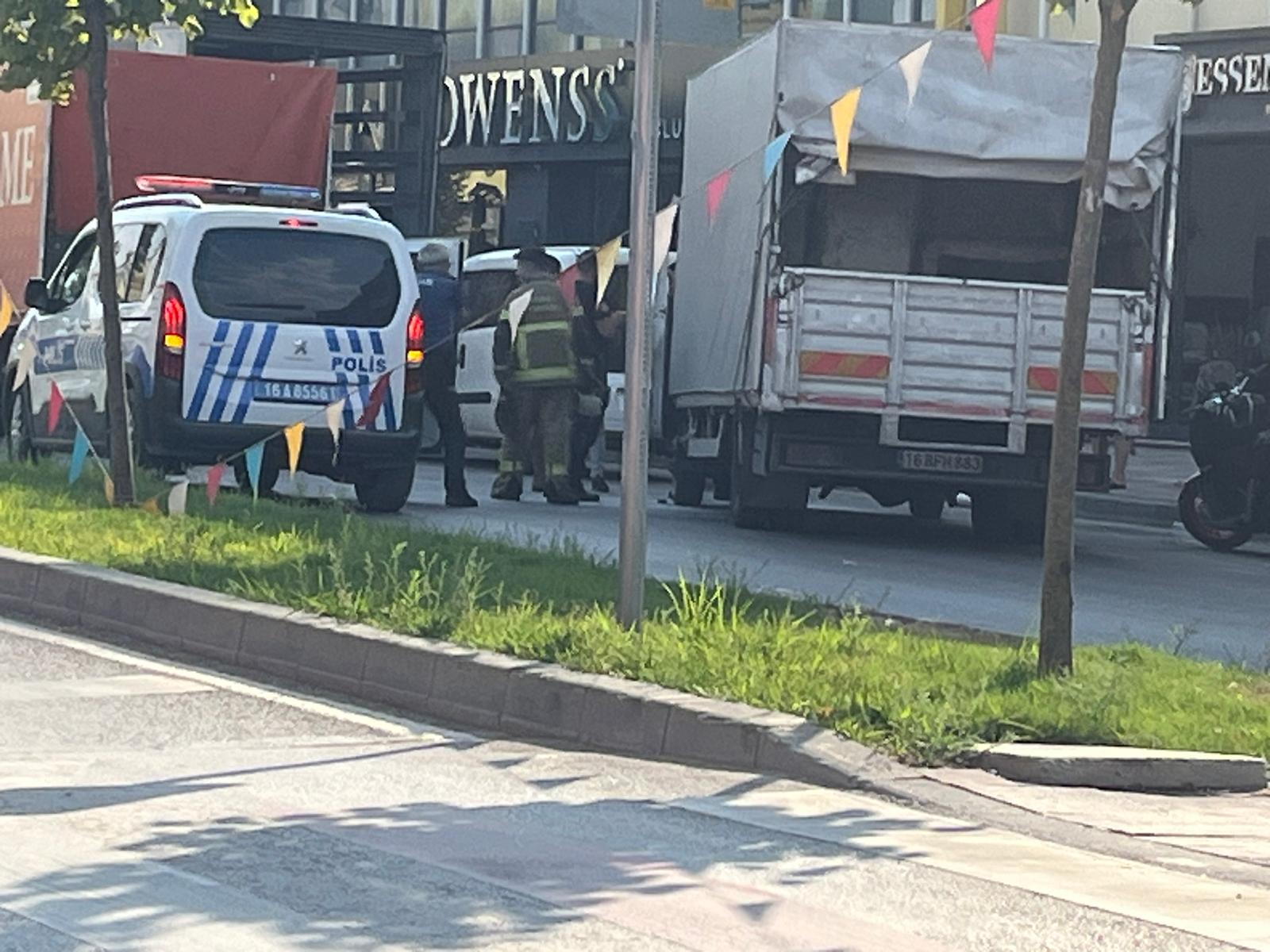 Seyir halindeki kamyonetten dumanlar yükseldi