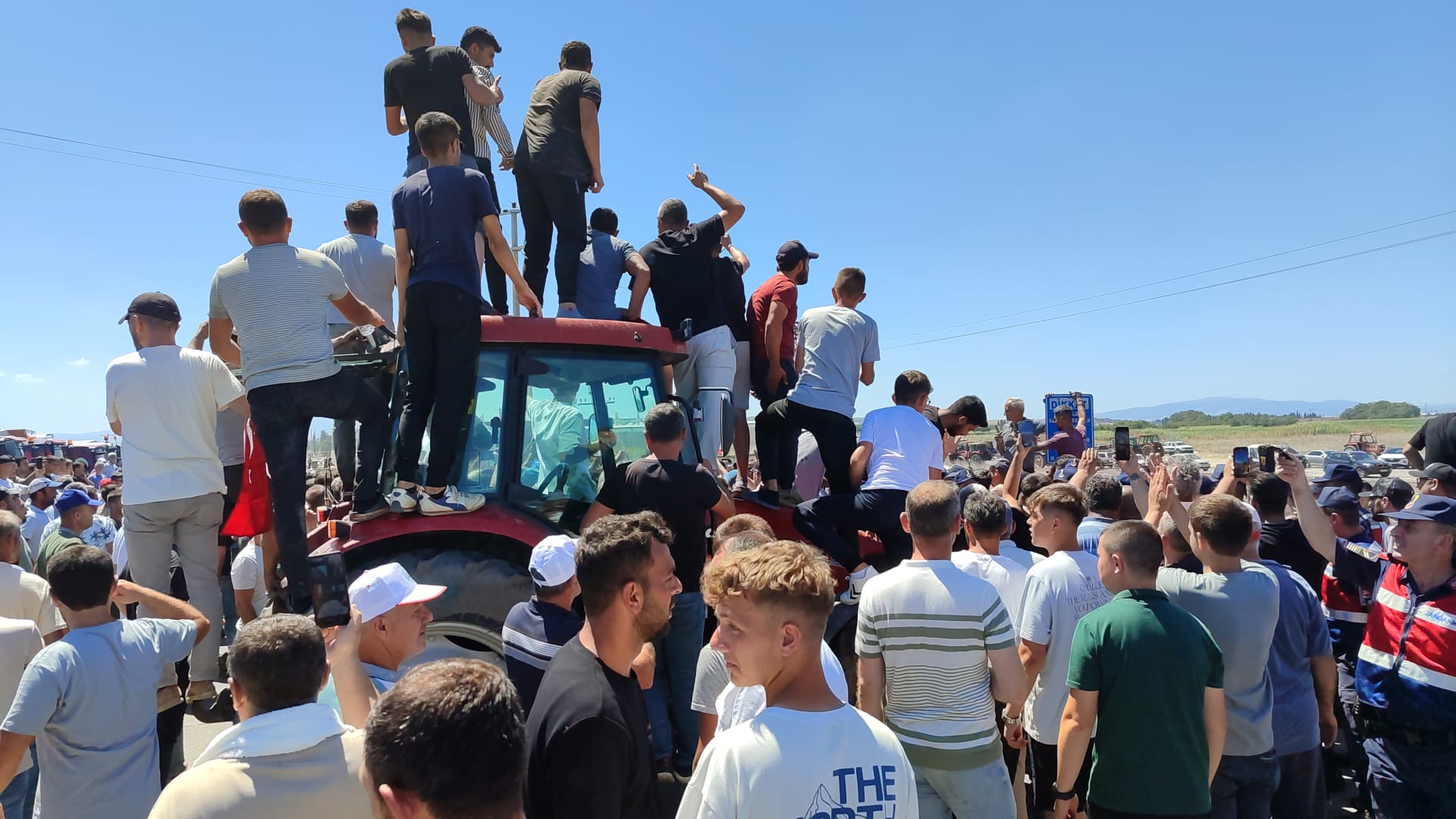 Bursa’da domates üreticileri kara yolunda eylem yaptı