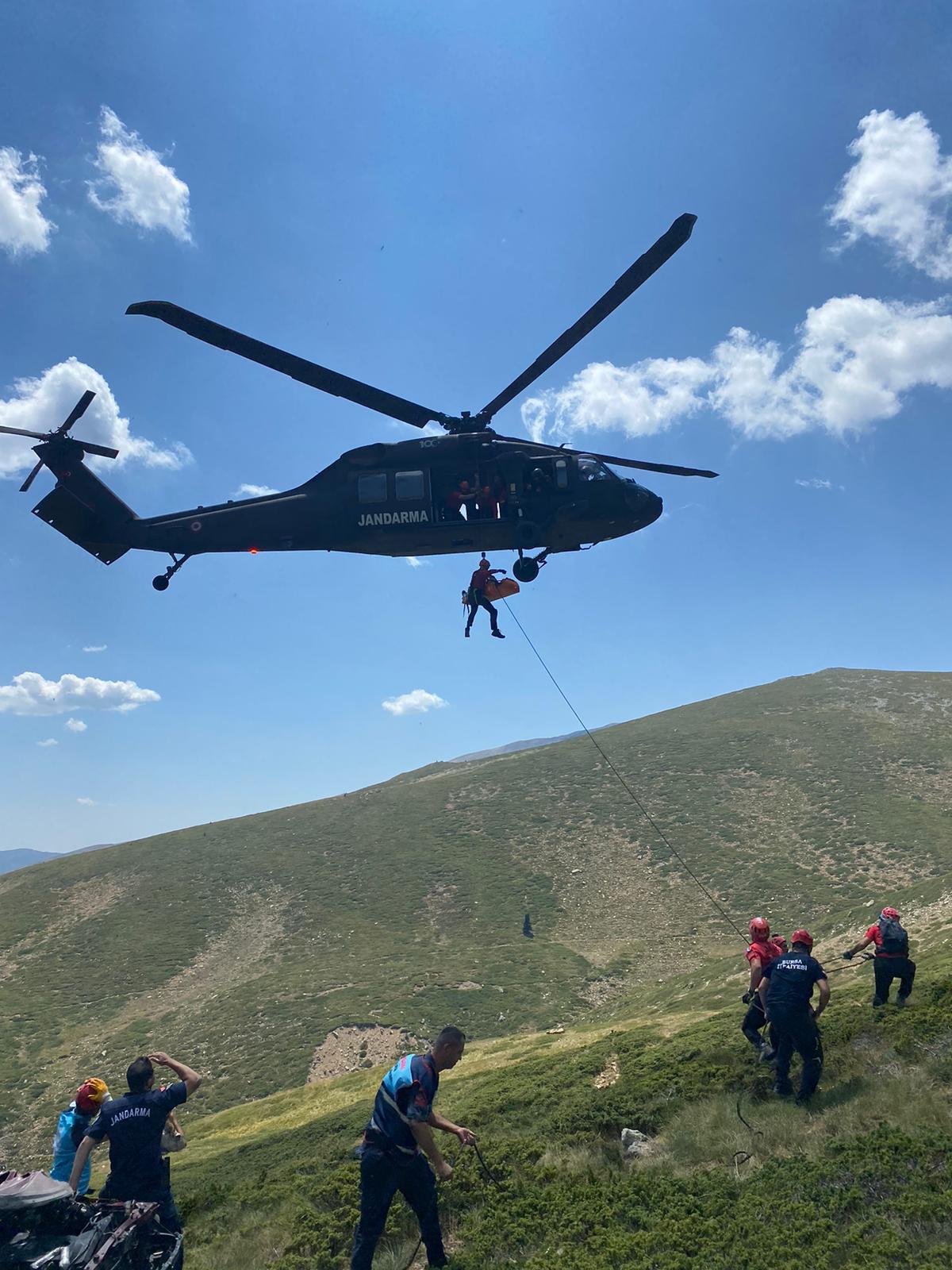 İnegöl’de uçurumdan yuvarlanan off-road aracındaki 2 kişi helikopterle kurtarıldı