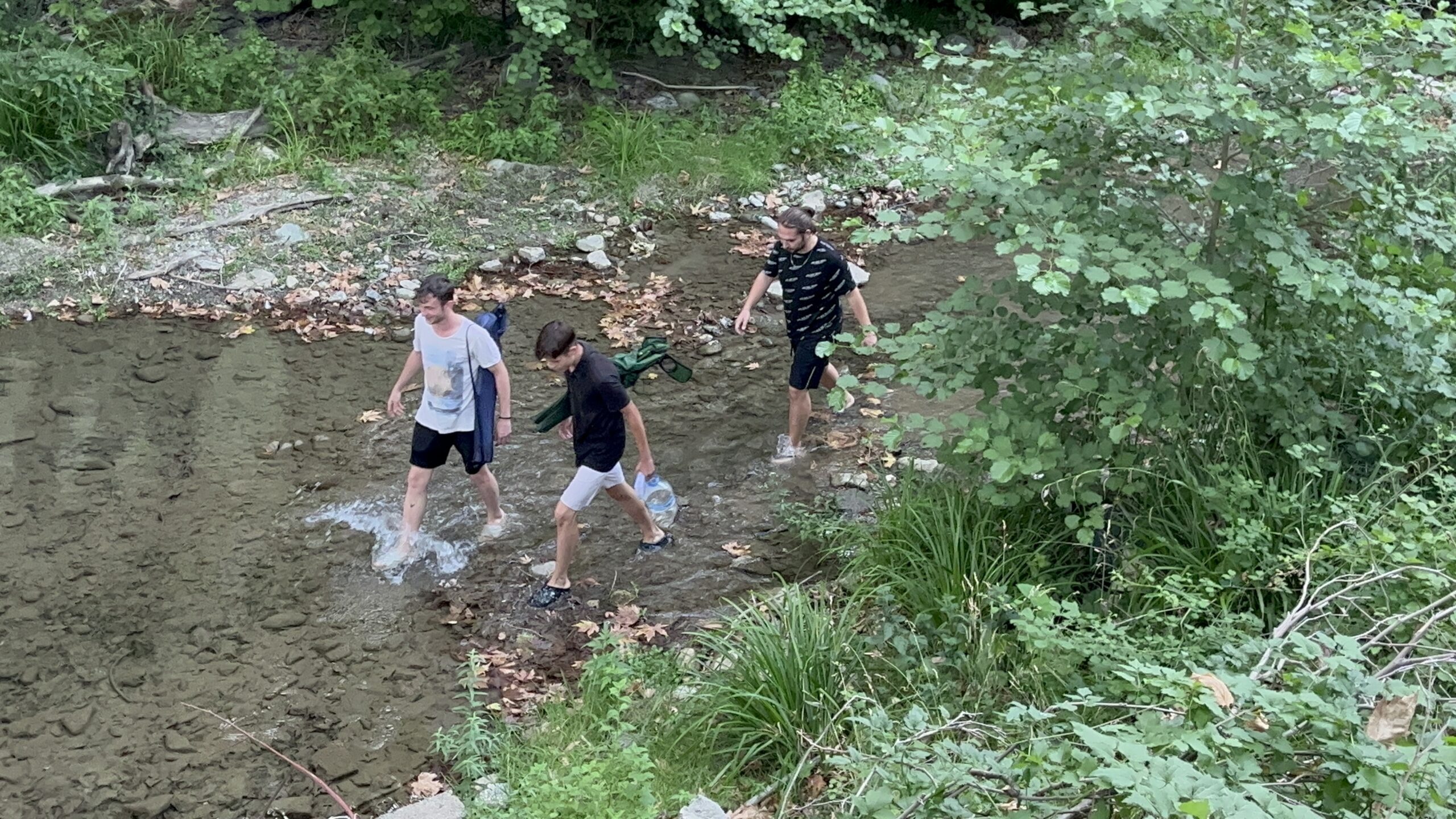 Kayalıkta mahsur kalan 3 genç kurtarıldı