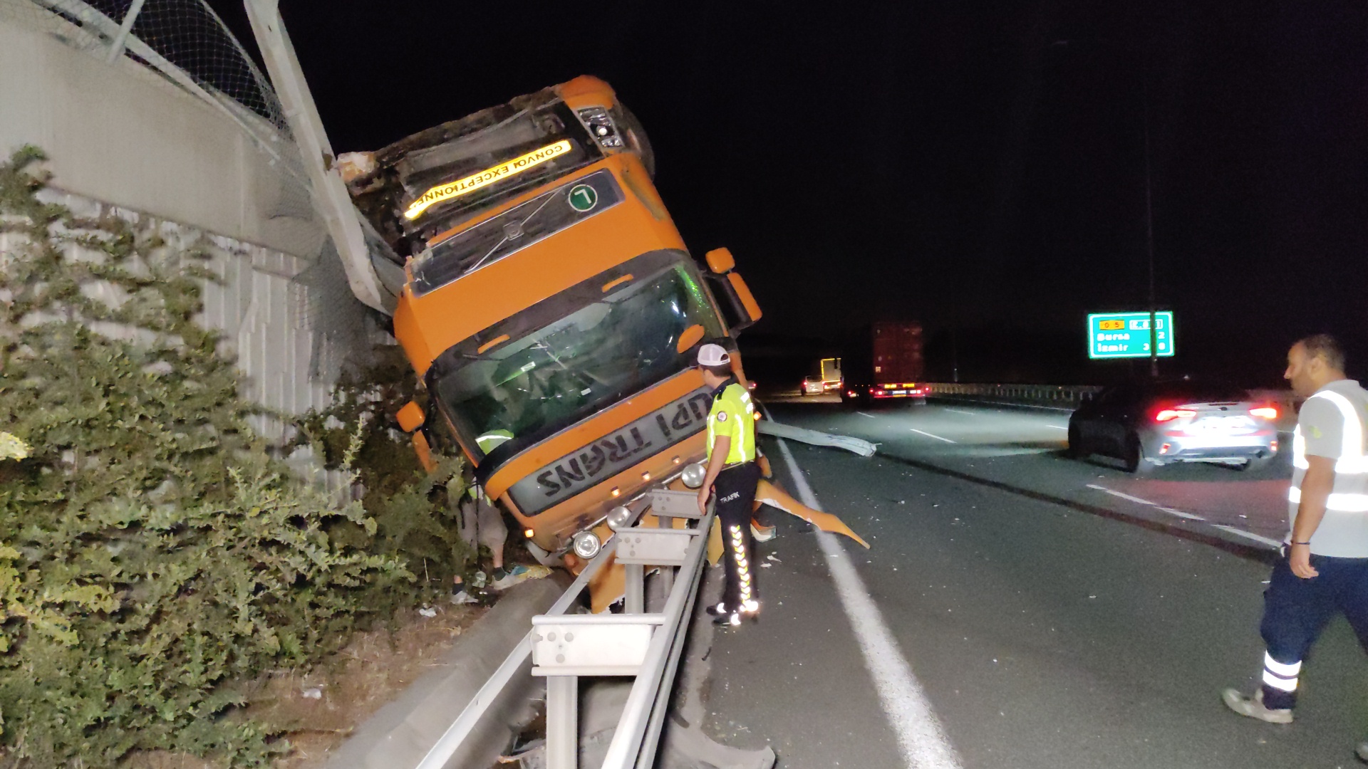 Refüje devrilen tırın sürücüsü yaralandı