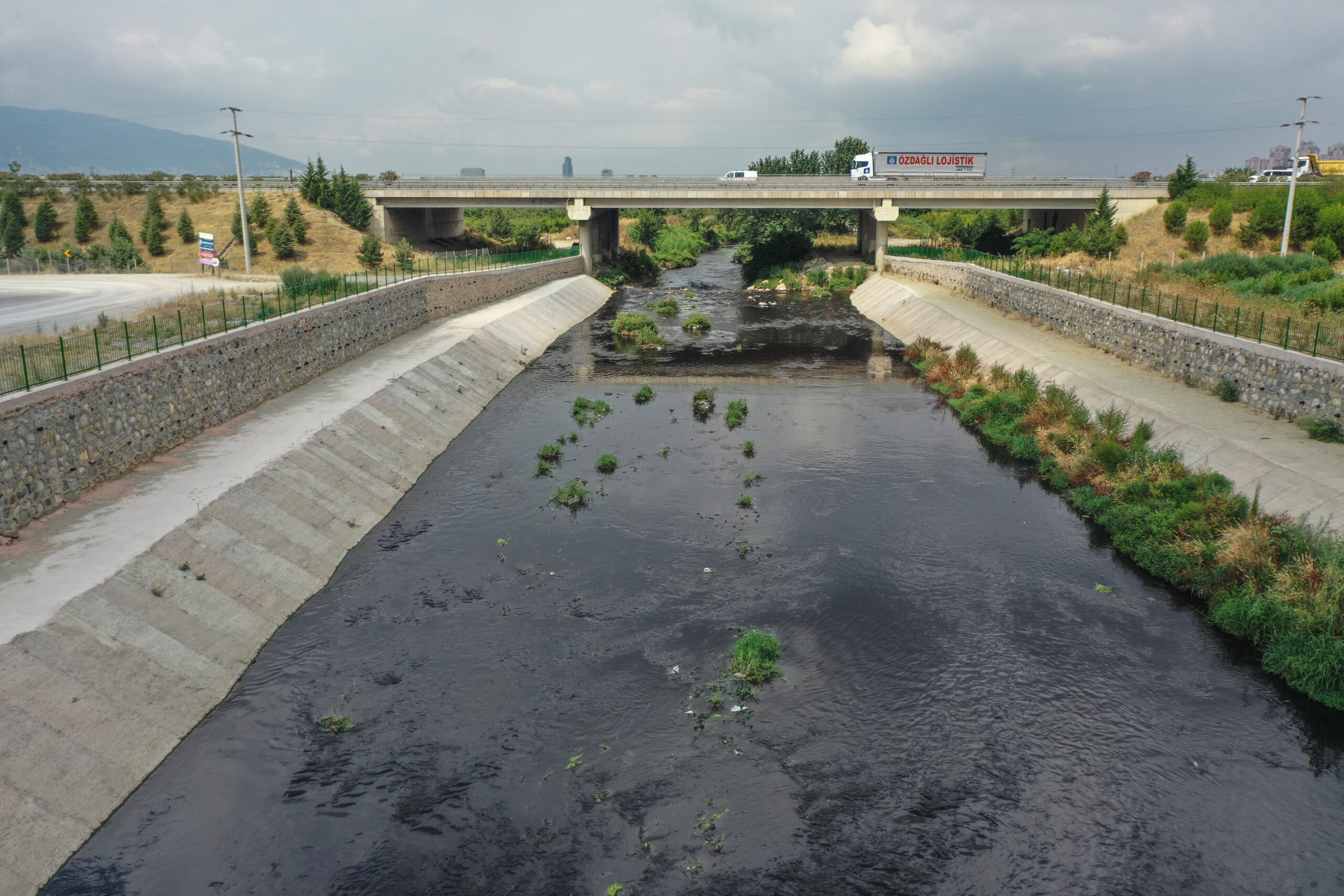 Kaynağında içilebilir temizlikteki Nilüfer Çayı’nı ovada siyah akıtan kirlilik araştırıldı