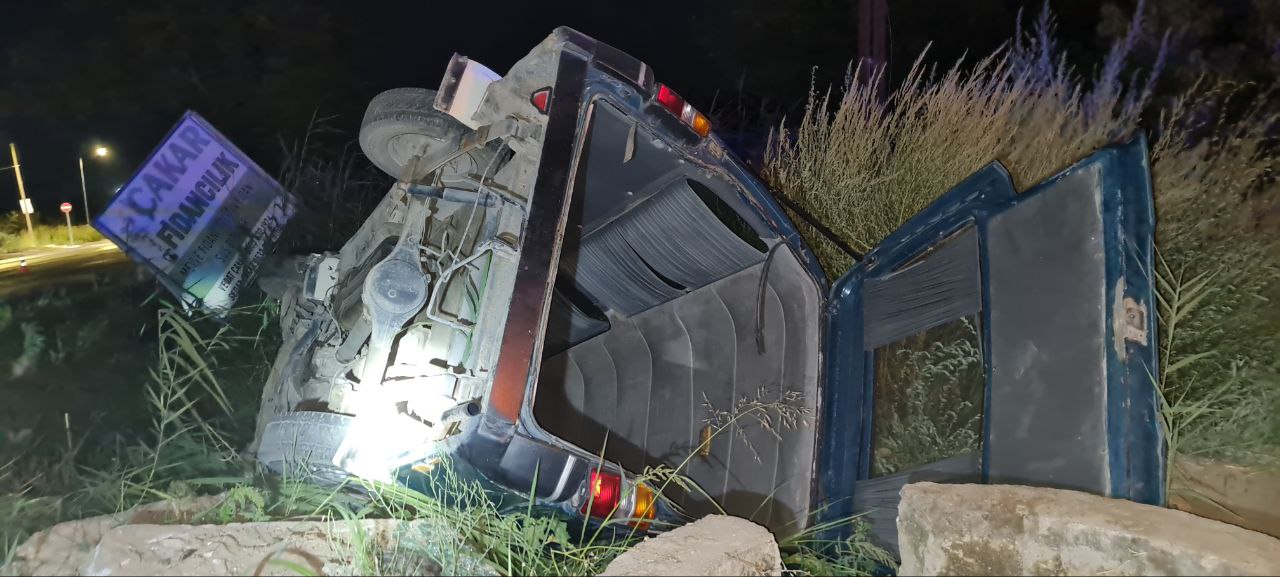 Devrilen hafif ticari aracın sürücüsü hayatını kaybetti