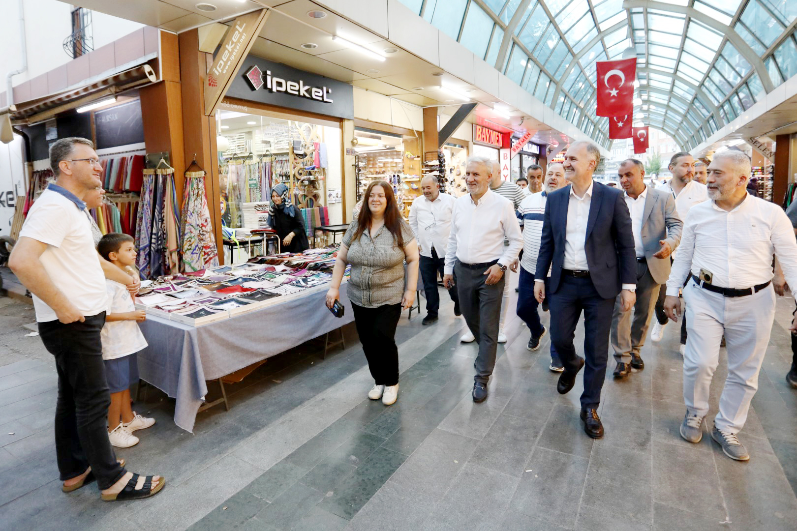 İnegöl çarşısında alışveriş şenliği