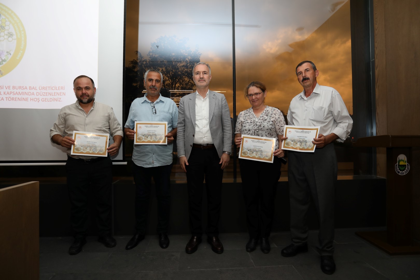 Ana Arı Yetiştiriciliği Kursu’nu başarıyla bitiren kursiyerler sertifikalarını aldı