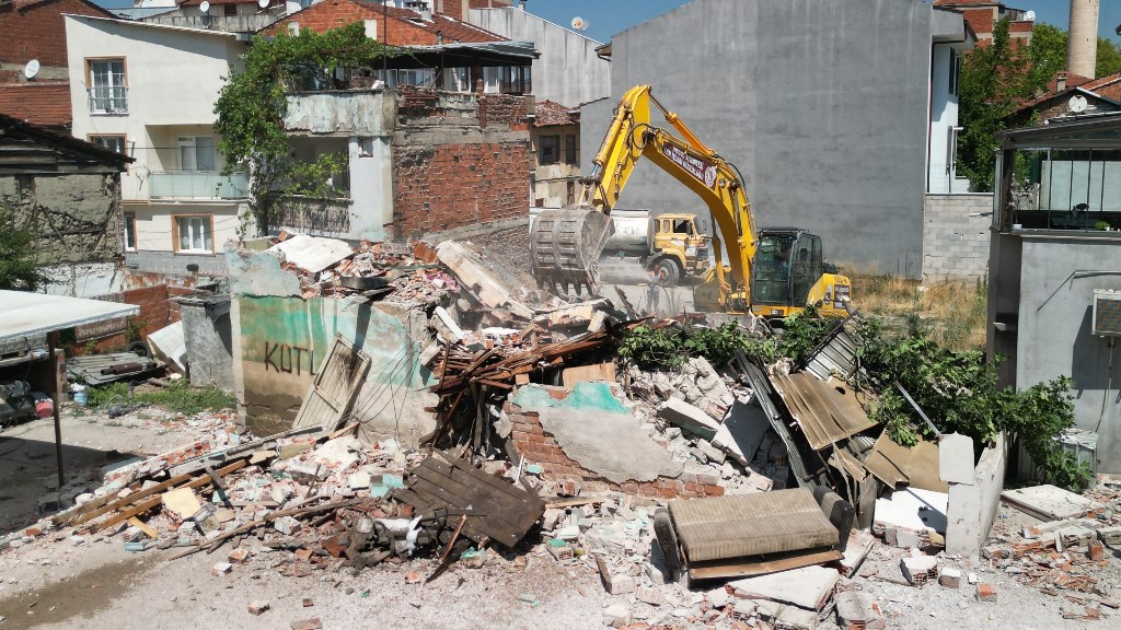 ESKİ BİNALAR YIKILARAK GÜVENLİ SOKAKLARA DÖNÜŞÜYOR