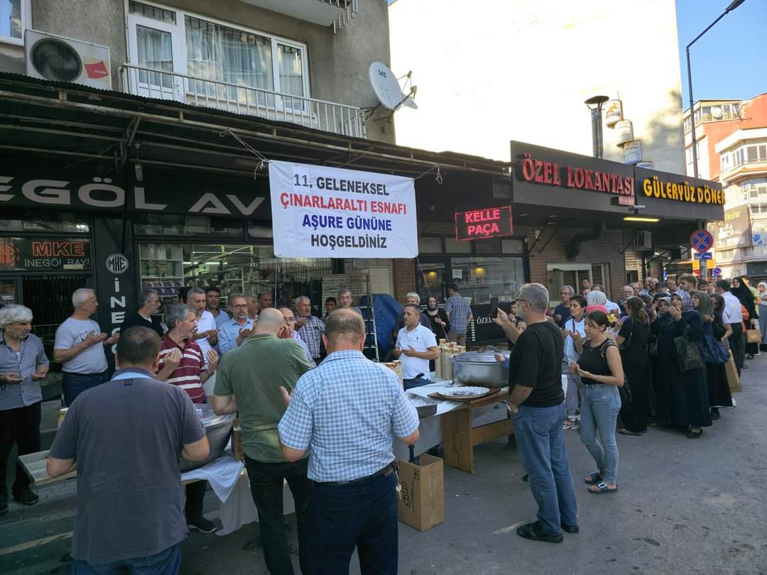 İnegöl Çınarlaraltı Esnafı, 11. Geleneksel Aşure İkramını Gerçekleştirdi