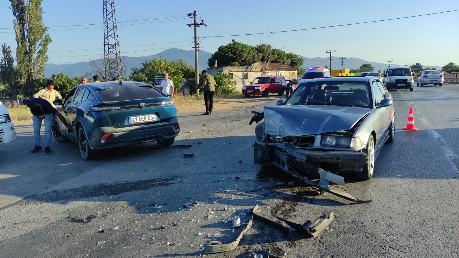 Kavşakta 3 araç birbirine girdi 2 yaralı