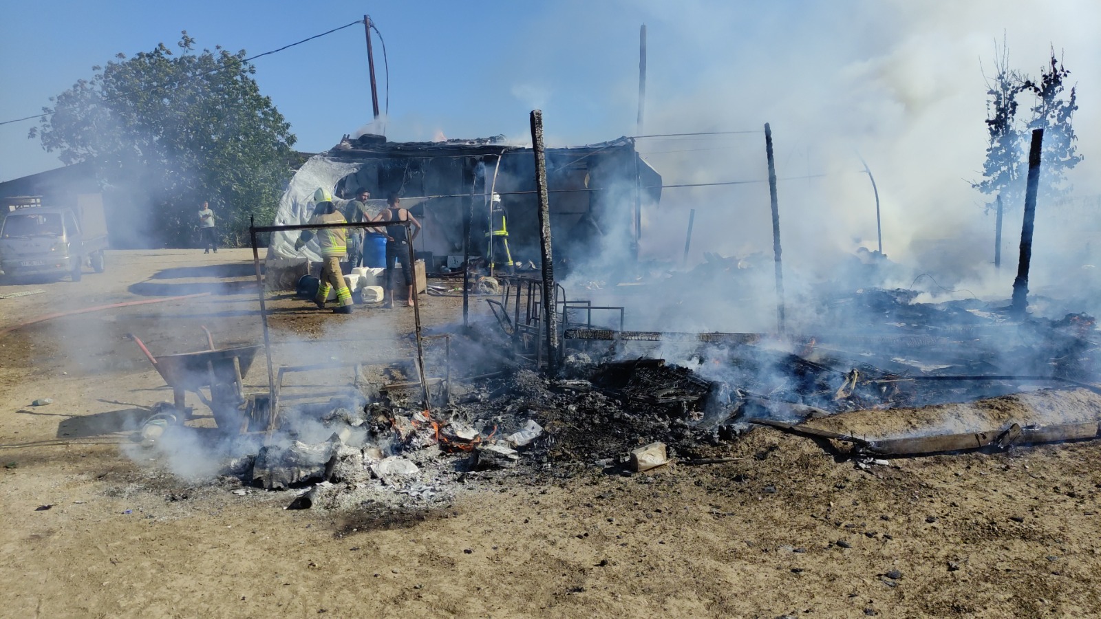 Mevsimlik işçilerin çalıştığı çadırlar küle döndü