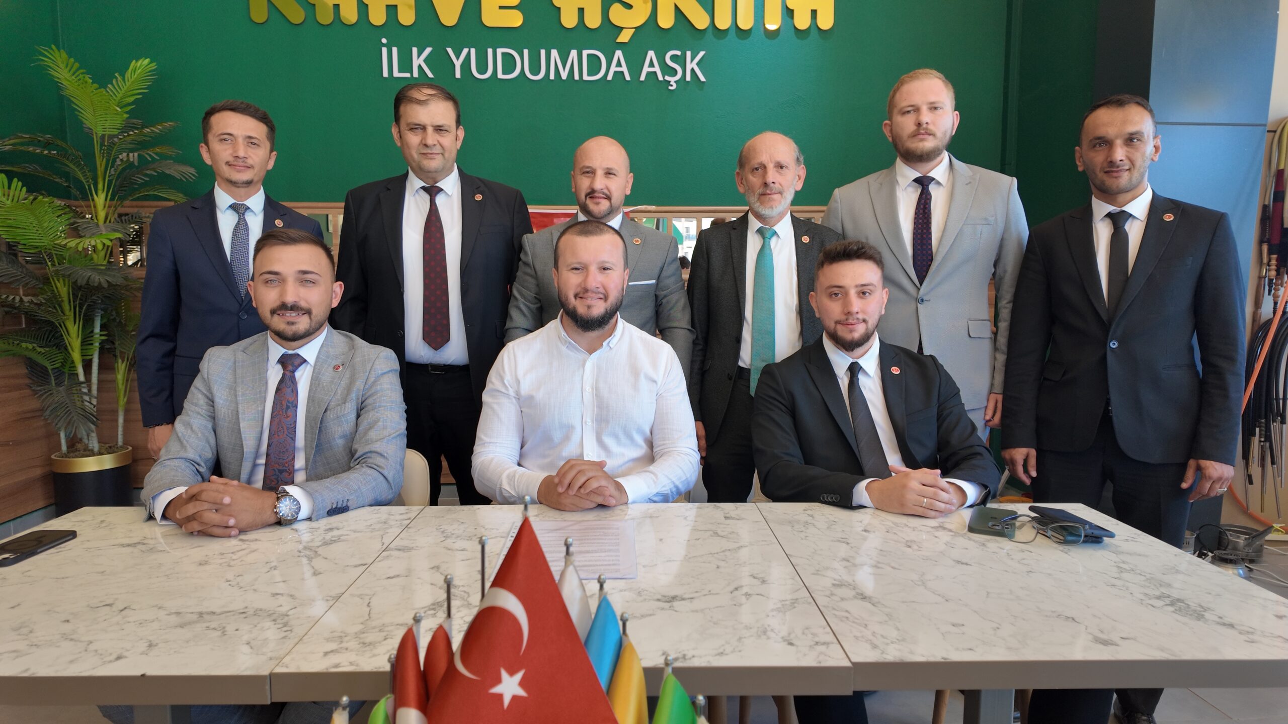 ‘Eş dost siyaseti değil vatandaşlarımızım hak ve menfaatini gözetiyoruz’