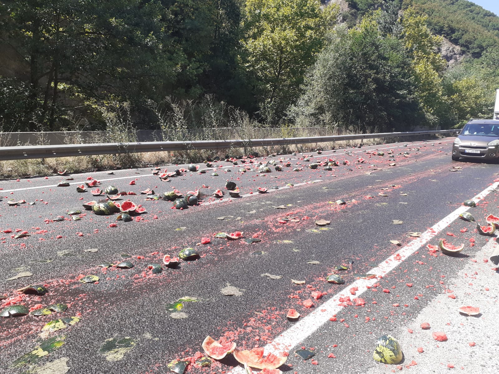 Yola saçılan karpuzlar tehlikeye neden oldu