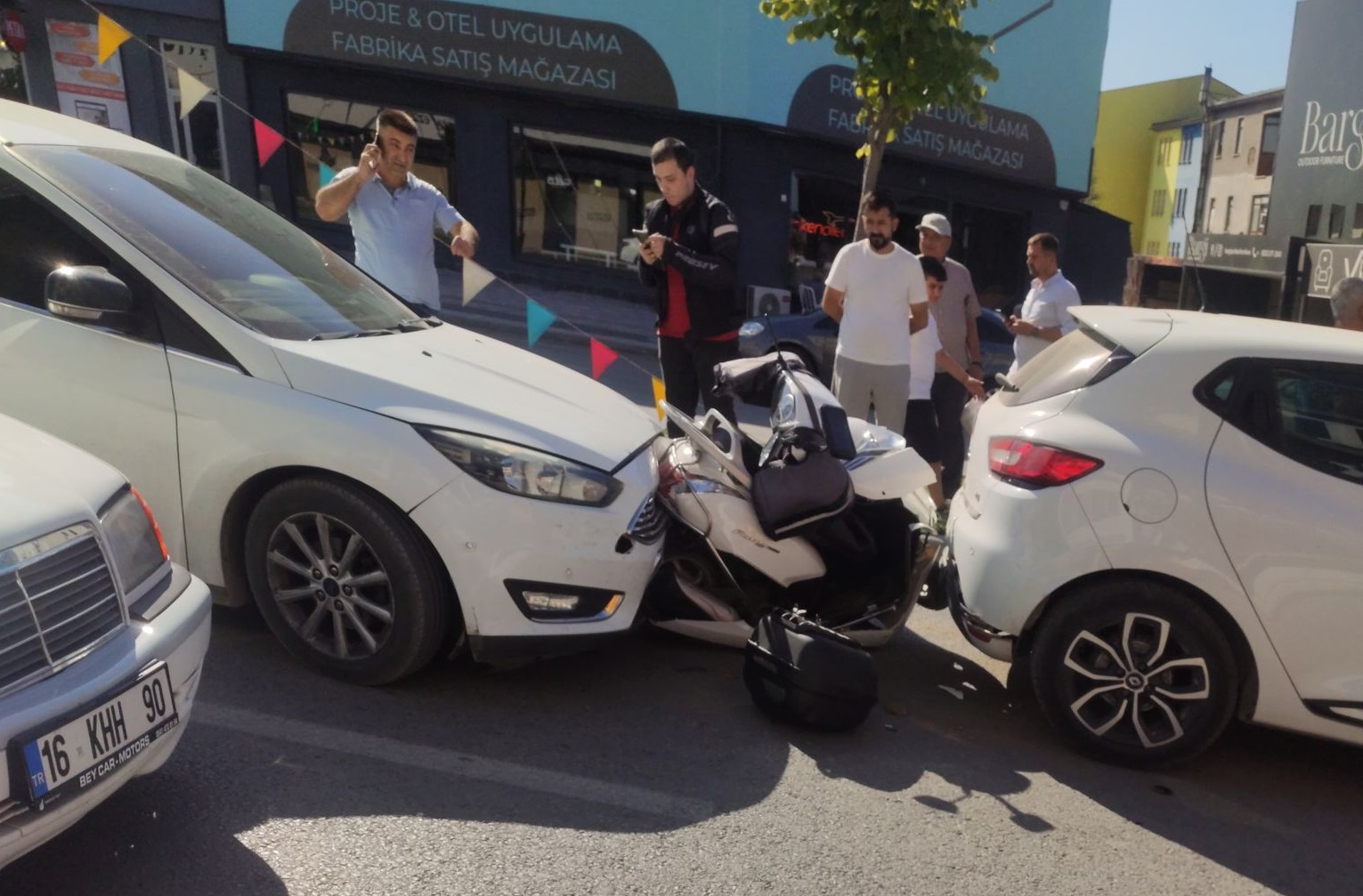 İki otomobil arasında kalan motosiklet iki büklüm oldu