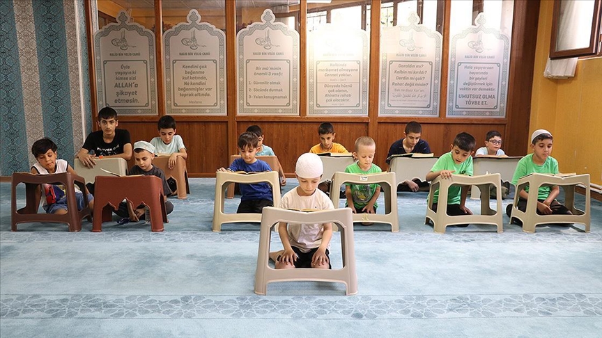 İnegöl İlçe Müftülüğü yaklaşık 450 kişilik kadrosu ile İnegöllülere en iyi hizmeti vermek için çalışıyor