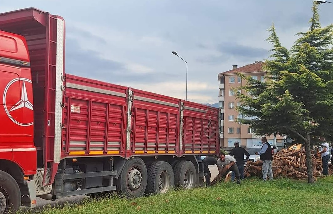 Yola saçılan odunlar trafikte çileye dönüştü