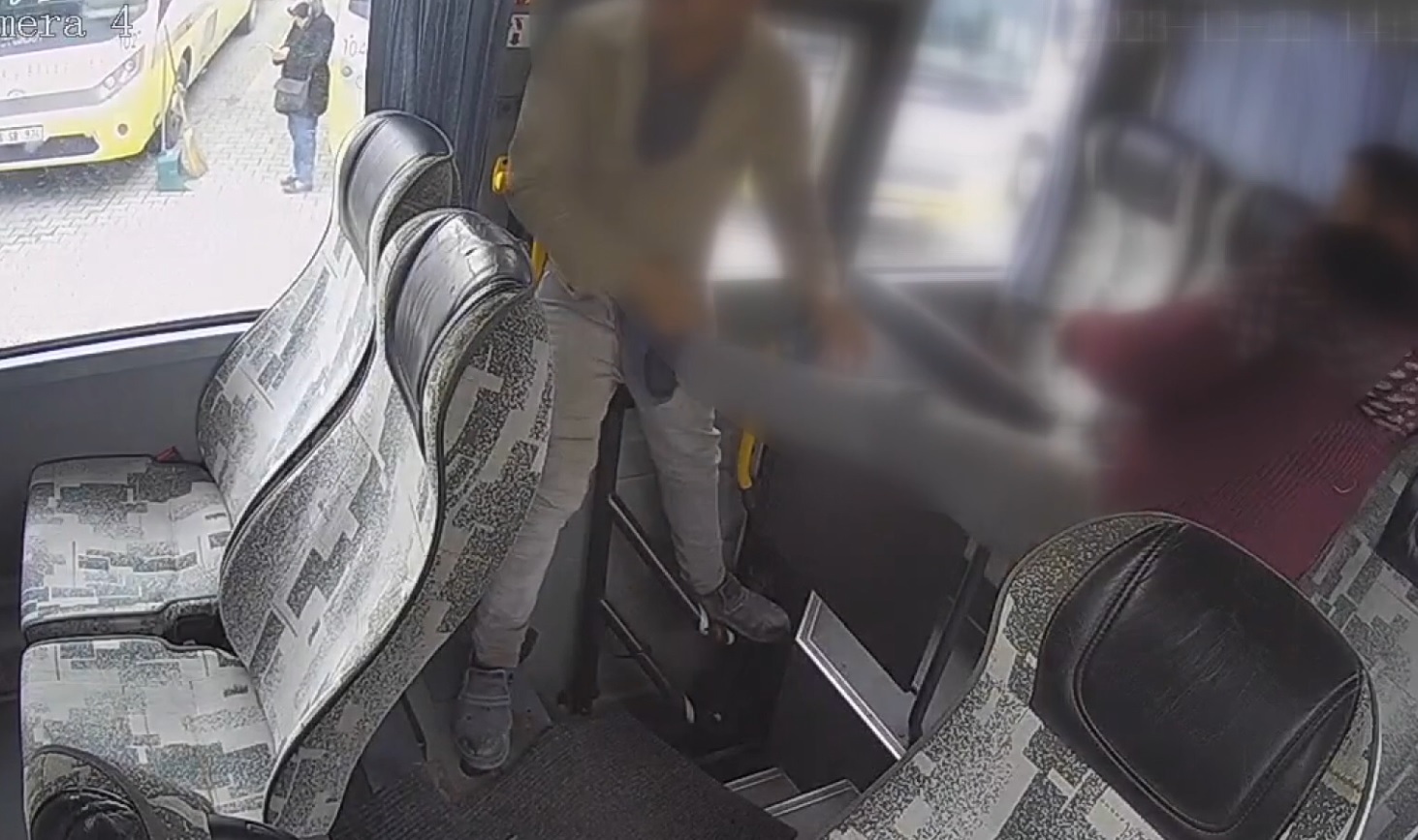 Babasının husumetlisini minibüste silahla vurdu