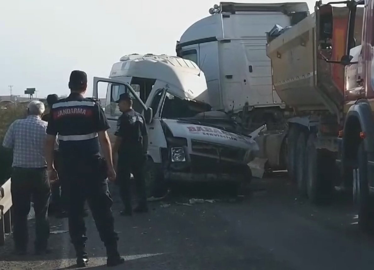Tır ile servis minibüsünün çarpışması sonucu 3 kişi öldü, 8 kişi yaralandı