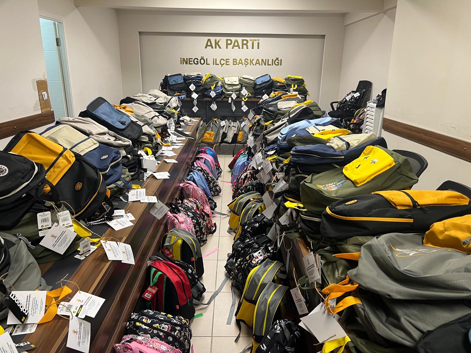 AK Parti İnegöl İlçe Başkanlığından Öğrencilere Kırtasiye Desteği