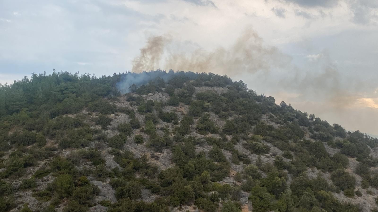 Yıldırım düşmesi ile yangınlar oluştu