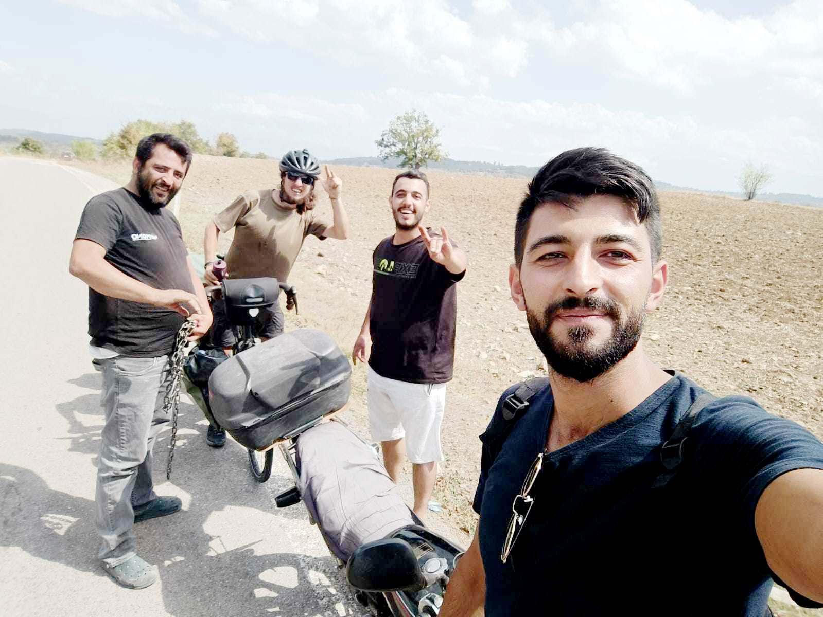 Yorulan Polonyalı turisti, zincirle çeken İnegöllü gençler gündem oldu