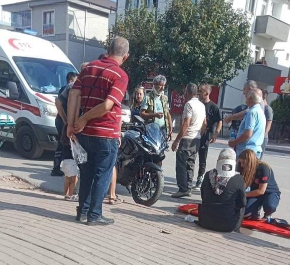 Otomobile ile çarpışan motosikletteki 2 kişi yaralandı