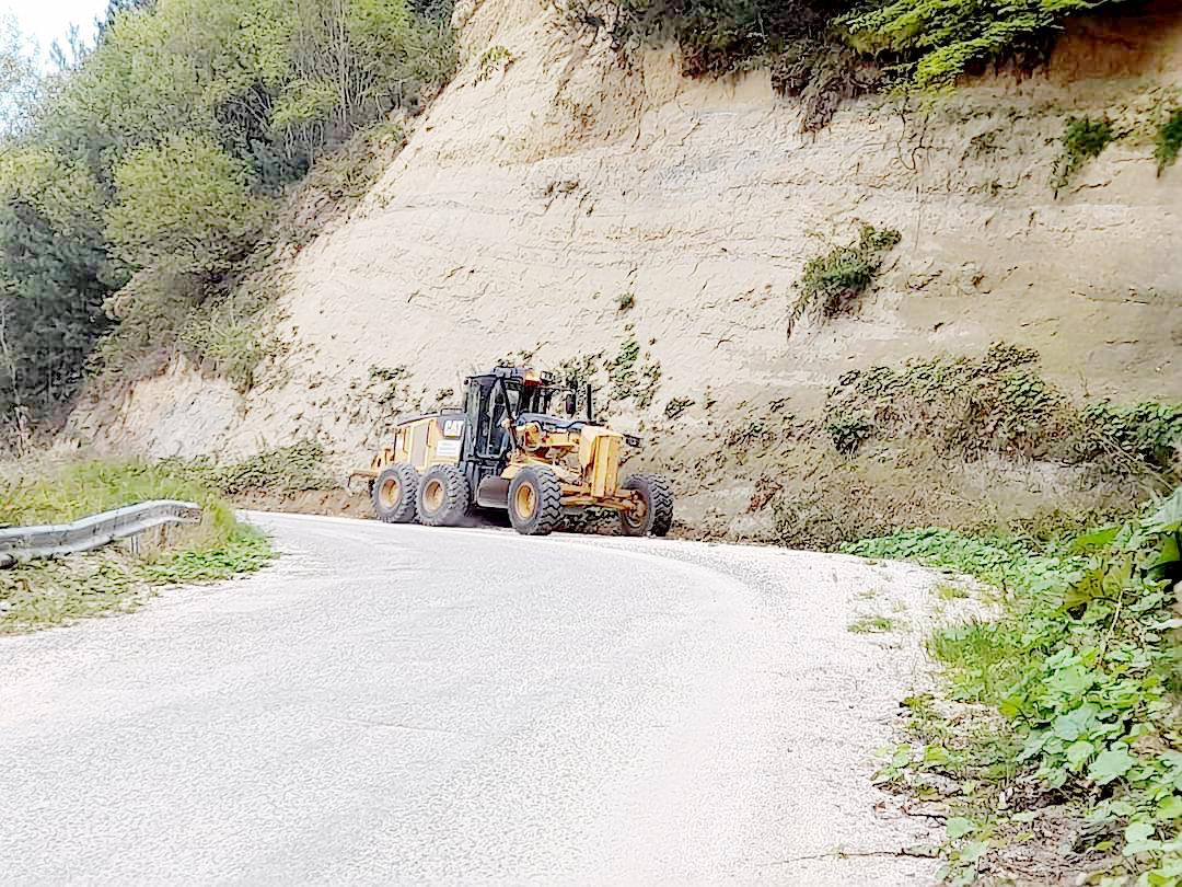Kırsal yollar hem temizleniyor hem de genişliyor