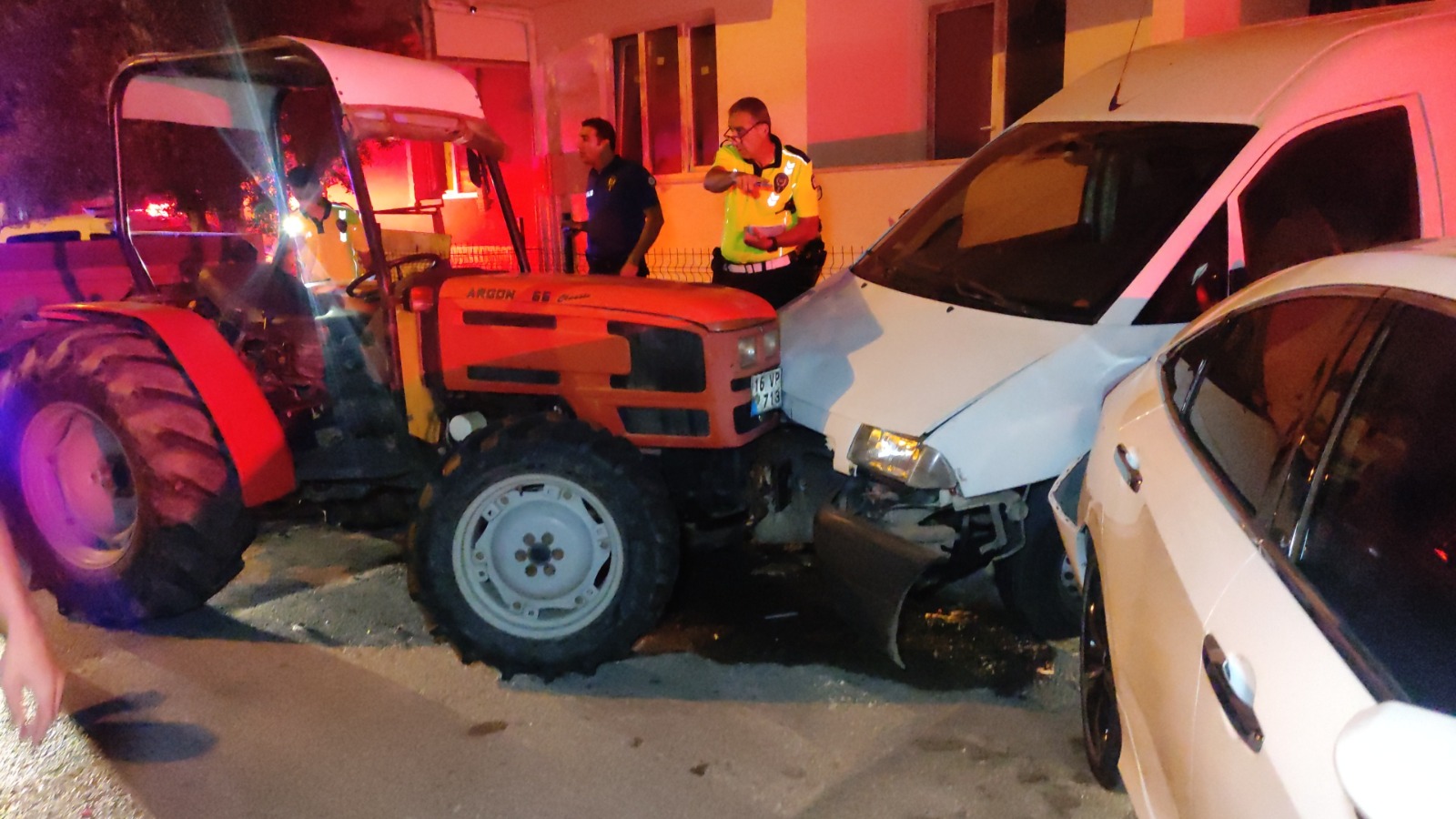 Seyir halindeyken düşerek traktörün altında kalan sürücü öldü