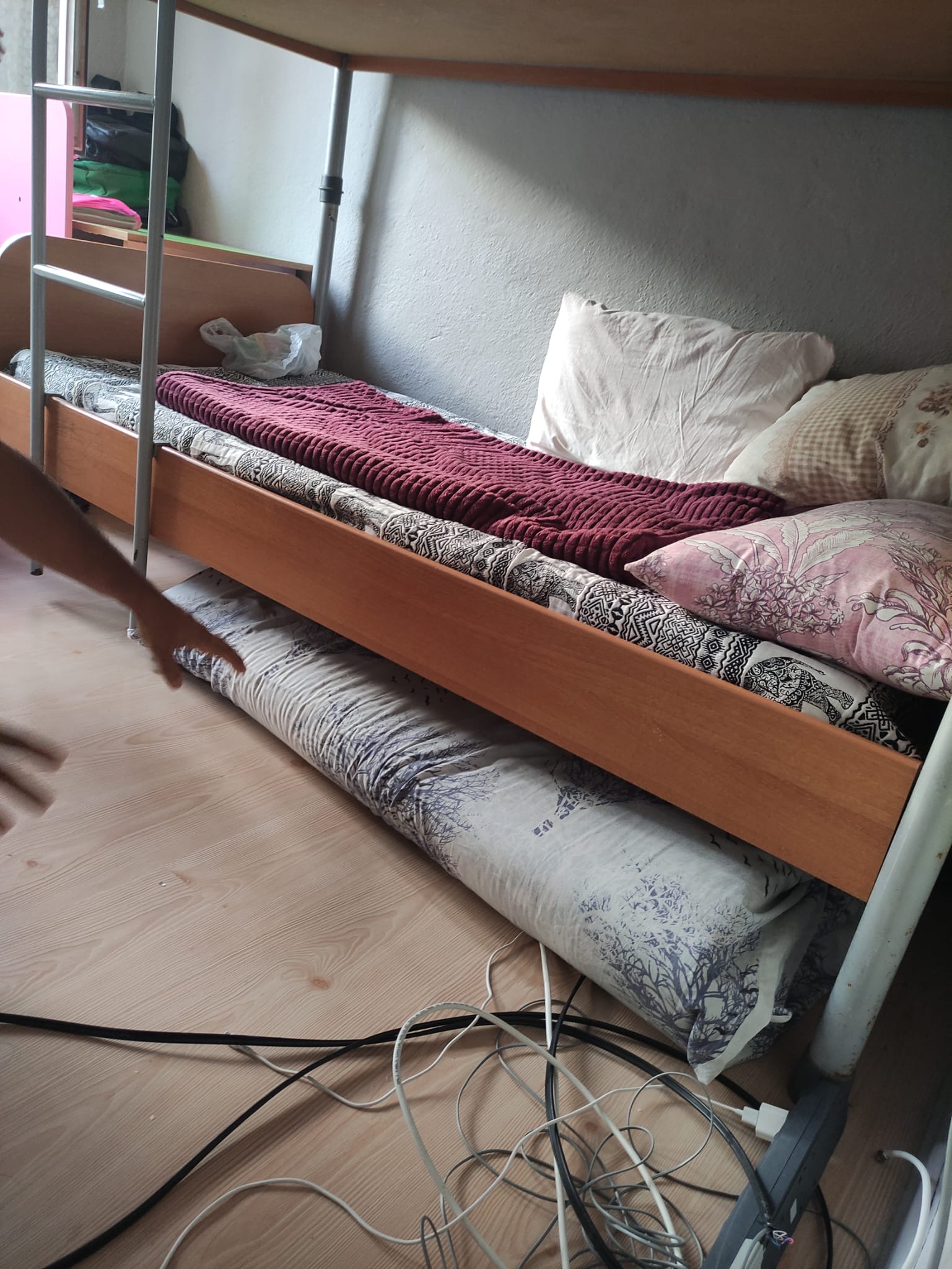 30 yıldan fazla kesinleşmiş hapis cezasıyla aranan firari, ranzanın altında yakalandı