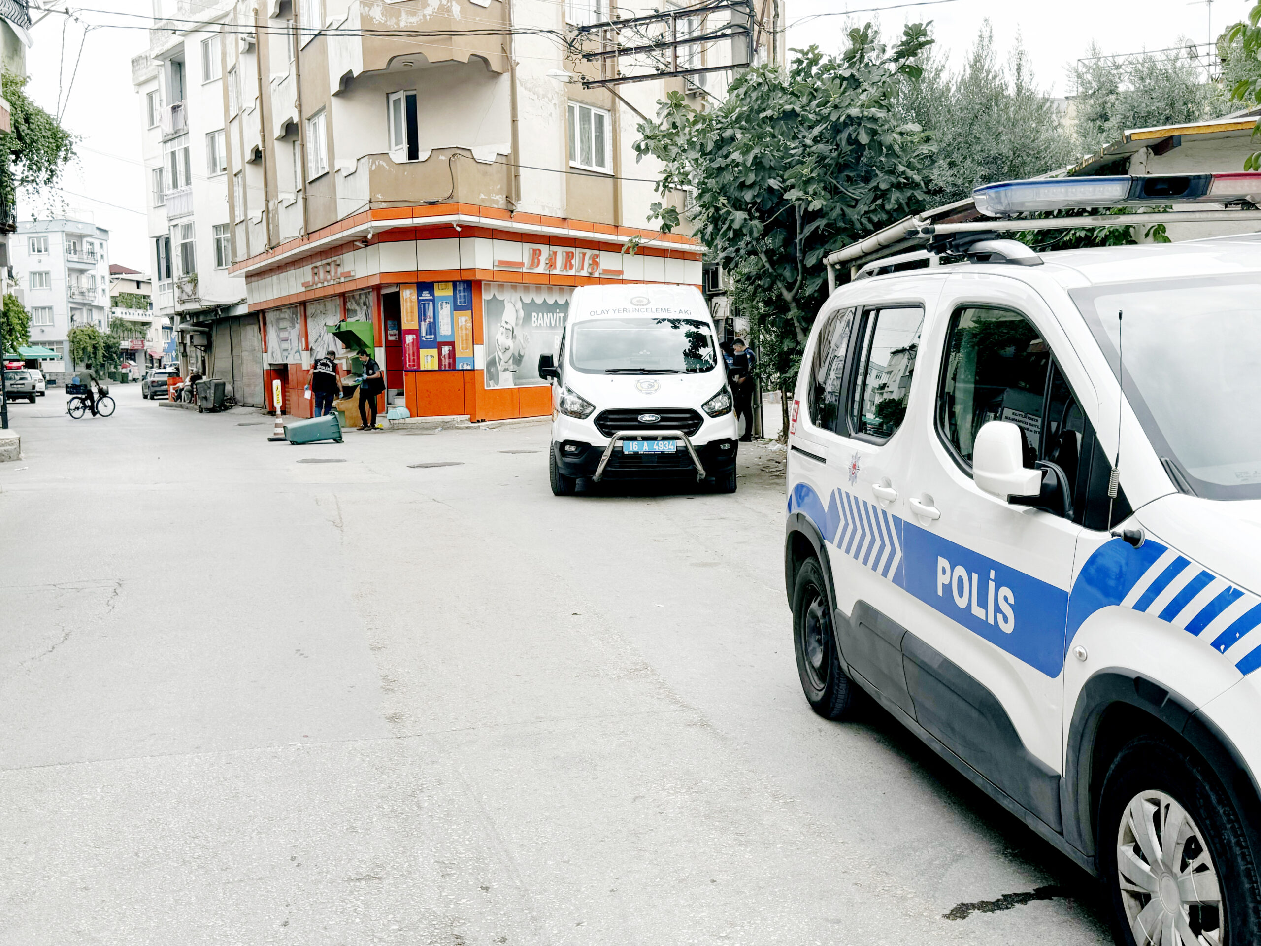 Bisikletlinin tabancayla bir kişiyi yaraladığı anlar kamerada
