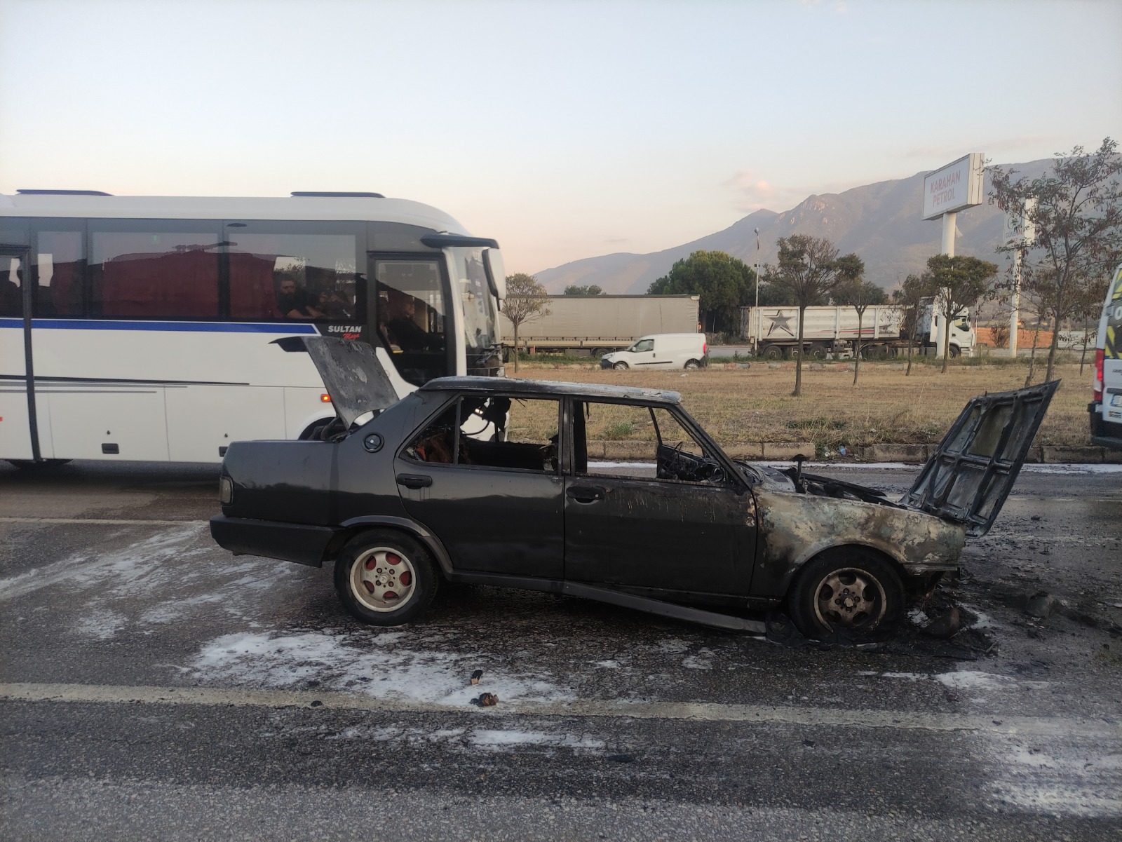 Bursa’da seyir halindeki otomobil yandı