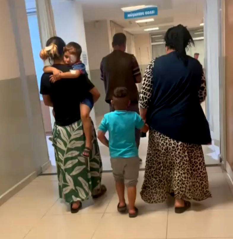 Bıçakla oynarken gözünden yaralandı