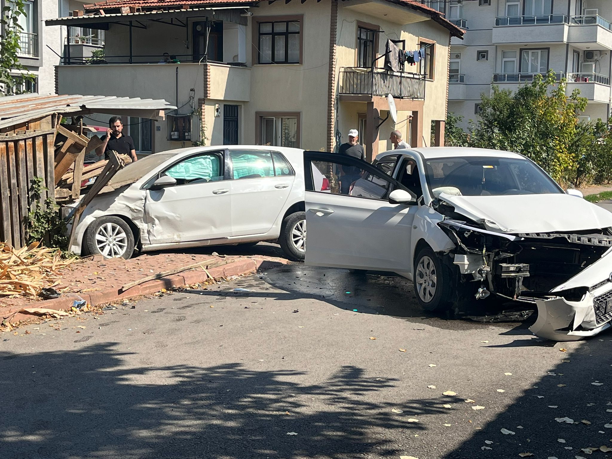 Araçlar kafa kafaya çarpıştı